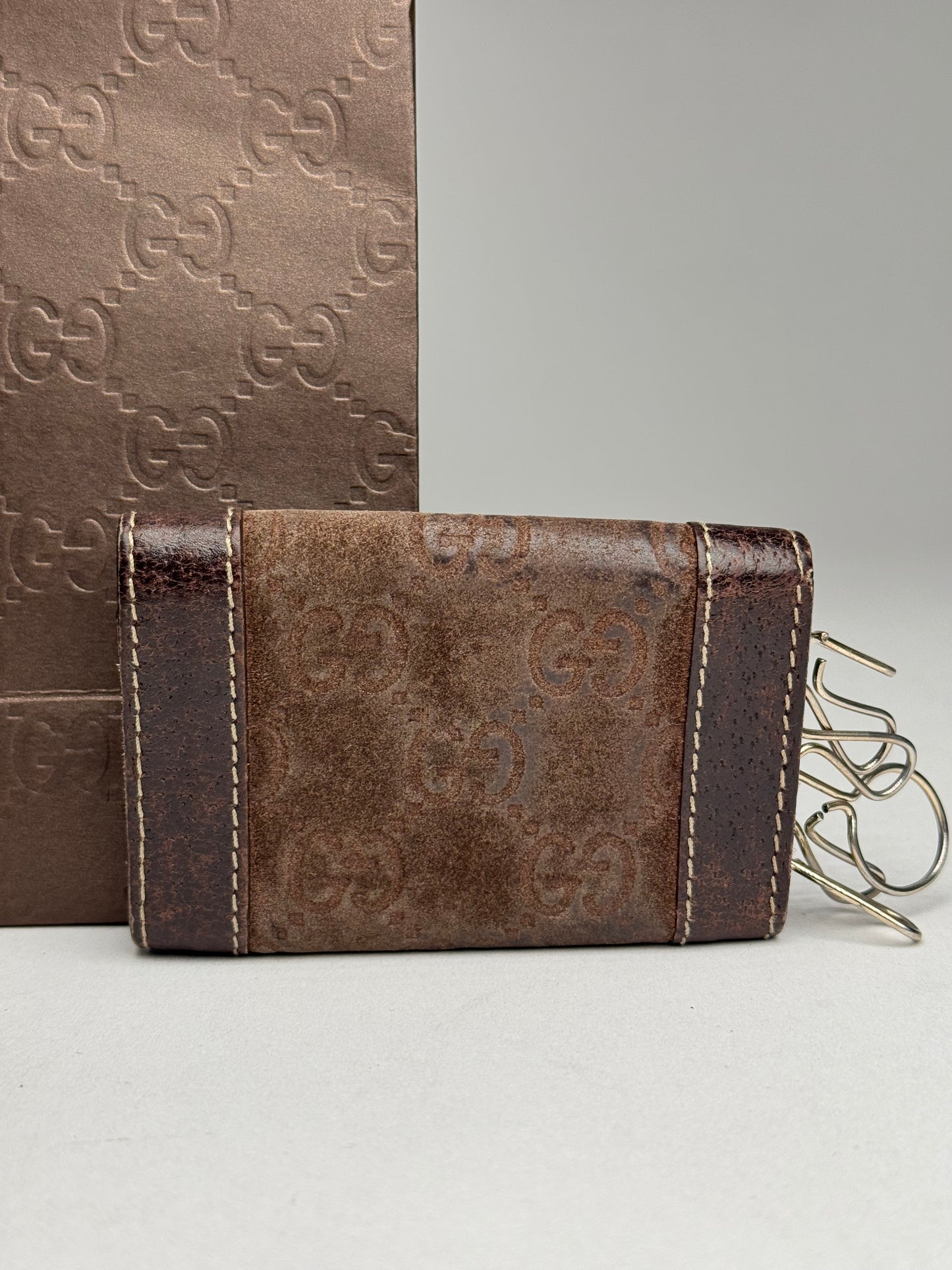 Porte-clés vintage Gucci en cuir suédé et monogramme marron