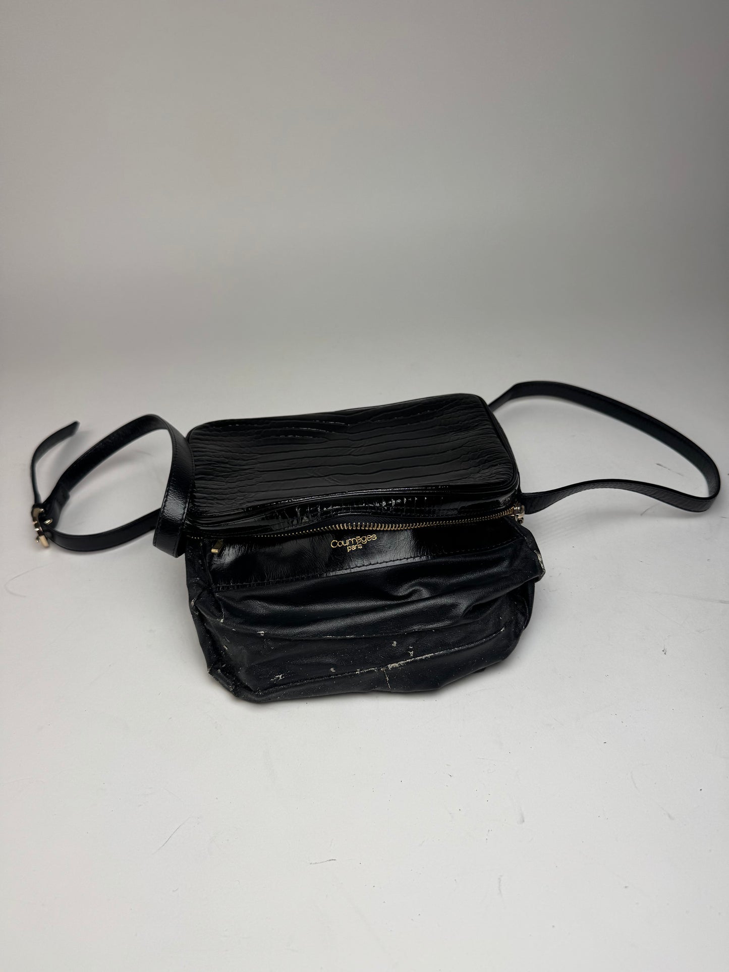 Sac bandoulière vintage Courreges Paris en cuir verni noir