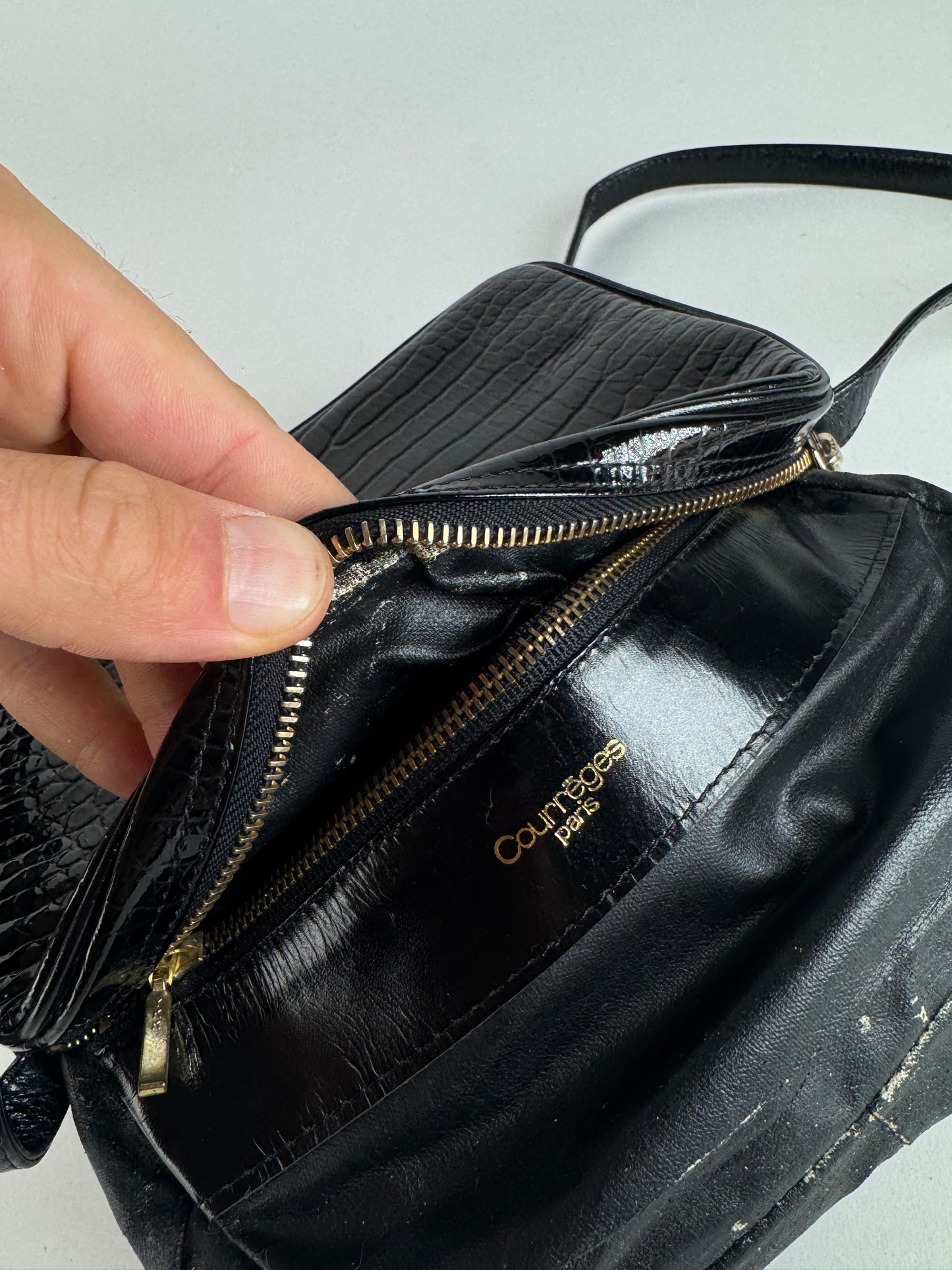 Sac bandoulière vintage Courreges Paris en cuir verni noir