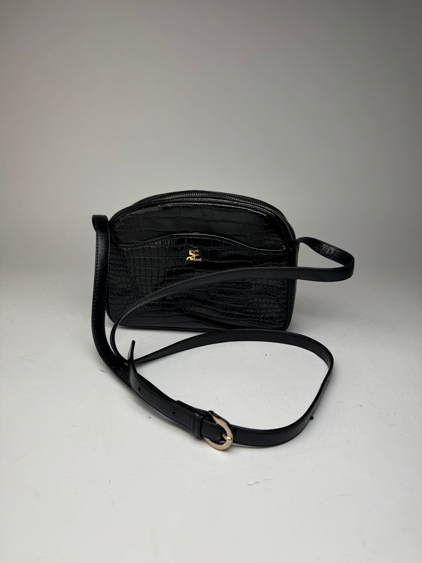 Sac bandoulière vintage Courreges Paris en cuir verni noir