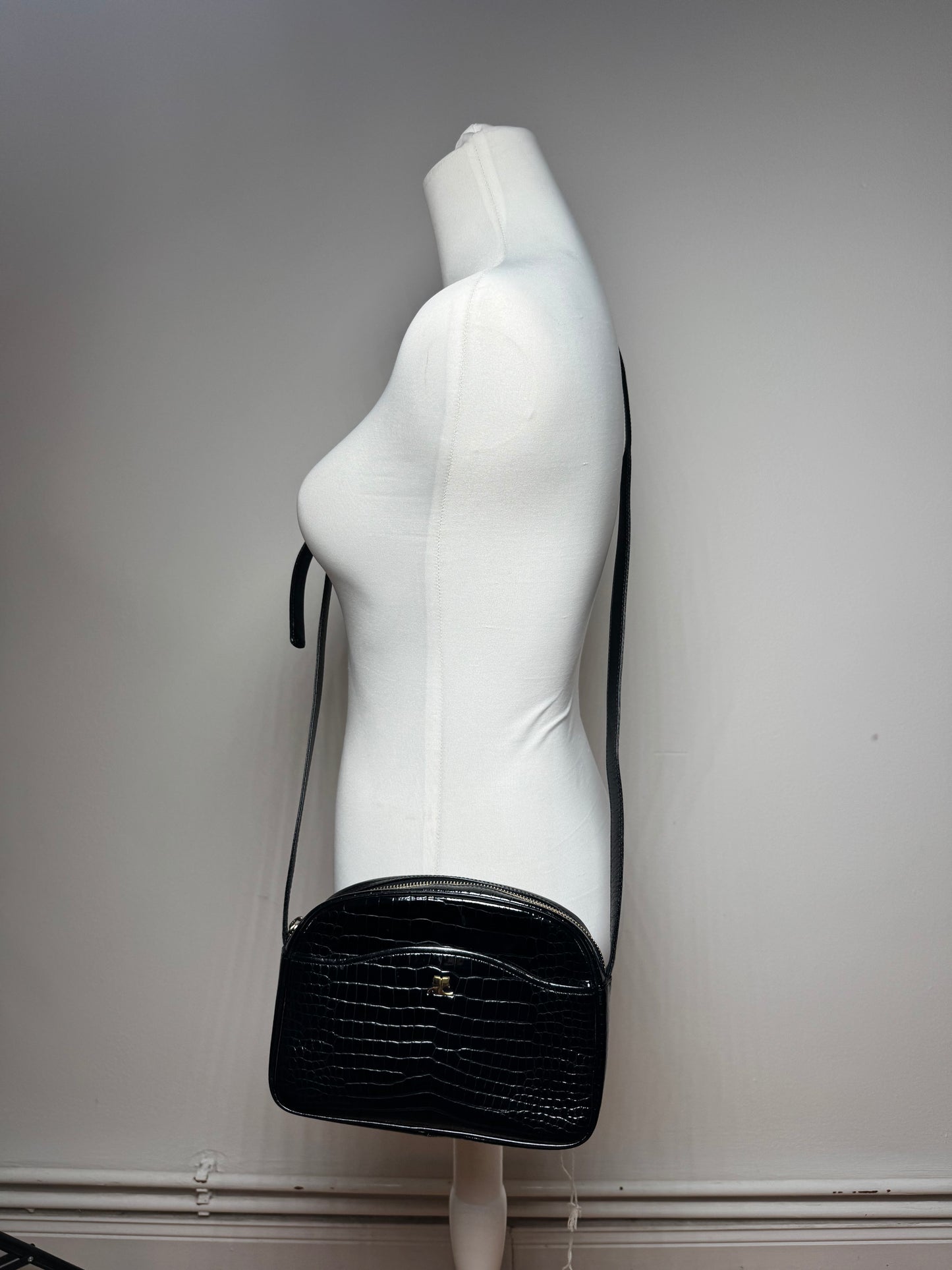 Sac bandoulière vintage Courreges Paris en cuir verni noir