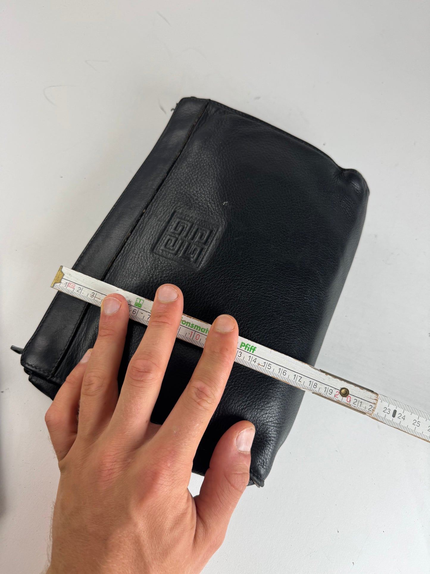 Pochette vintage en cuir noir Givenchy