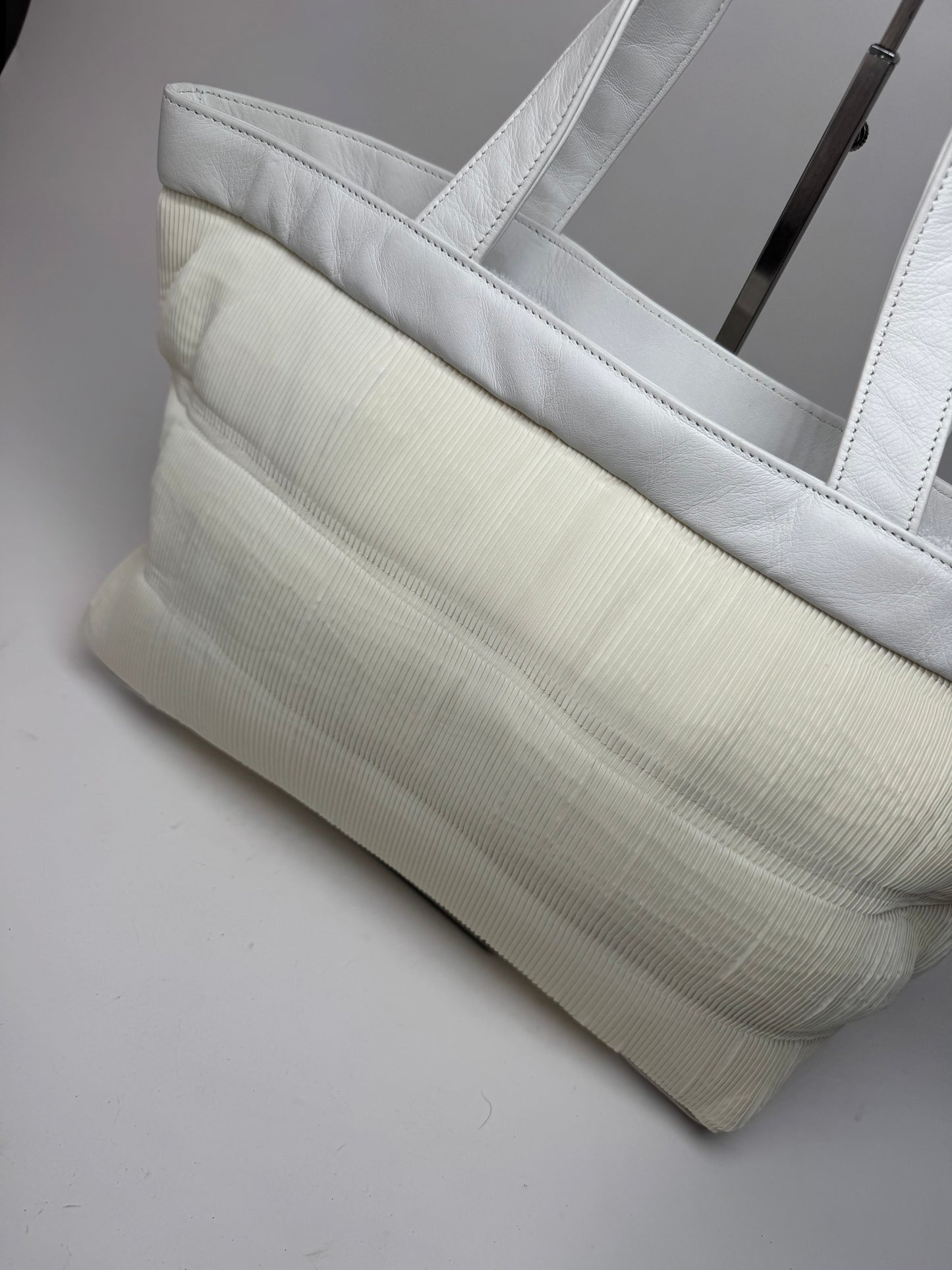 Sac vintage en cuir plissé Issey Miyake blanc