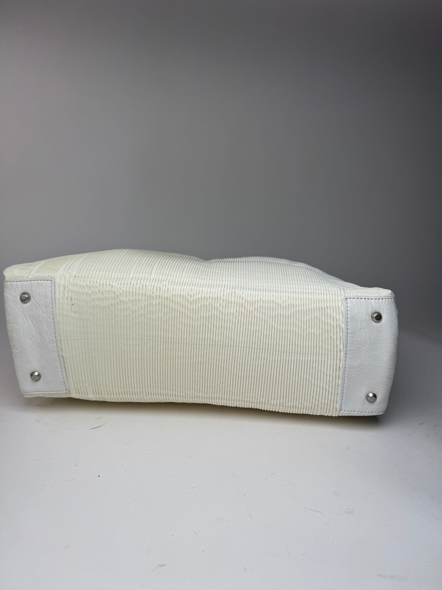 Sac vintage en cuir plissé Issey Miyake blanc