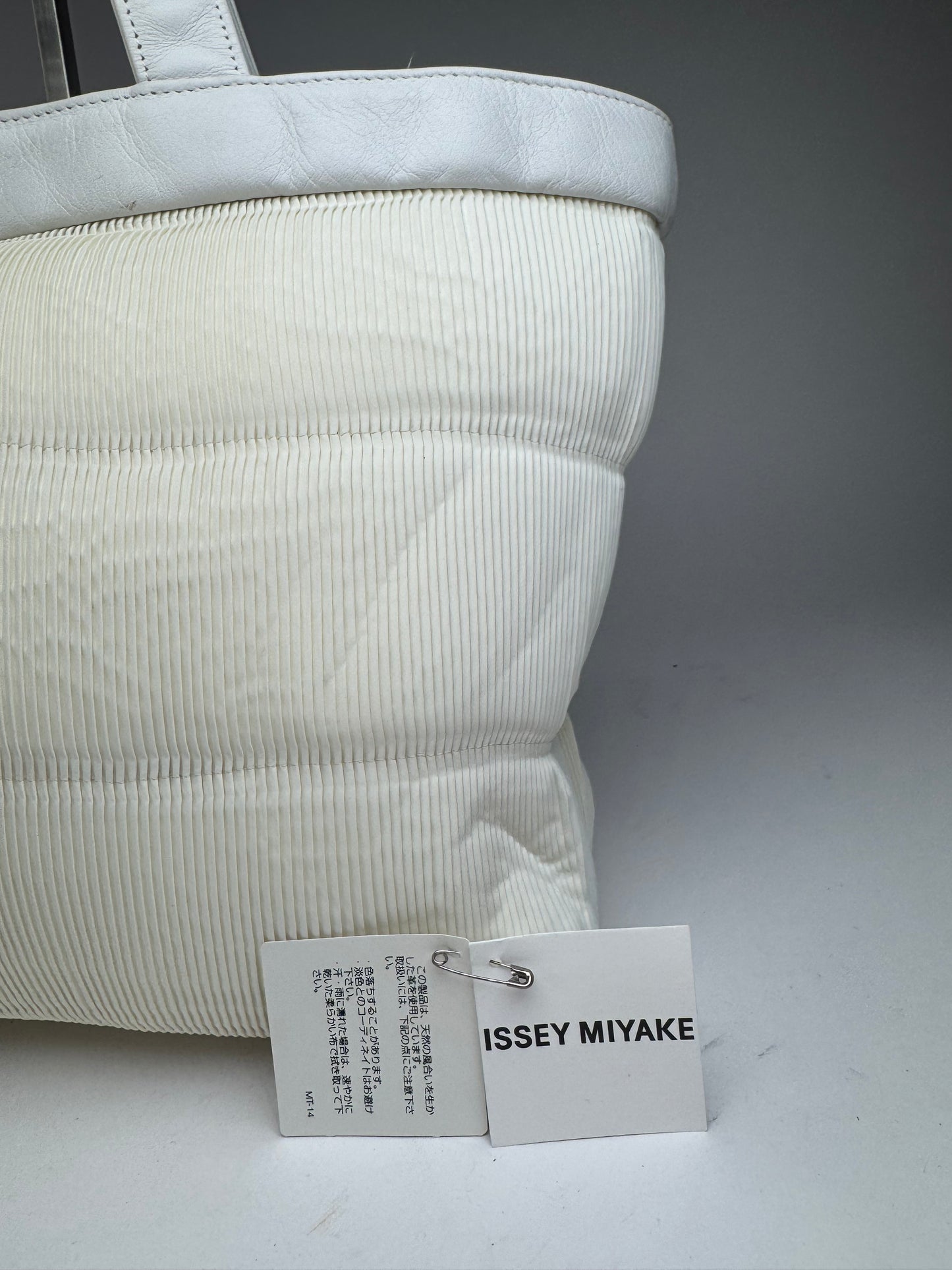 Sac vintage en cuir plissé Issey Miyake blanc