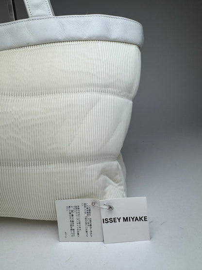Sac vintage en cuir plissé Issey Miyake blanc