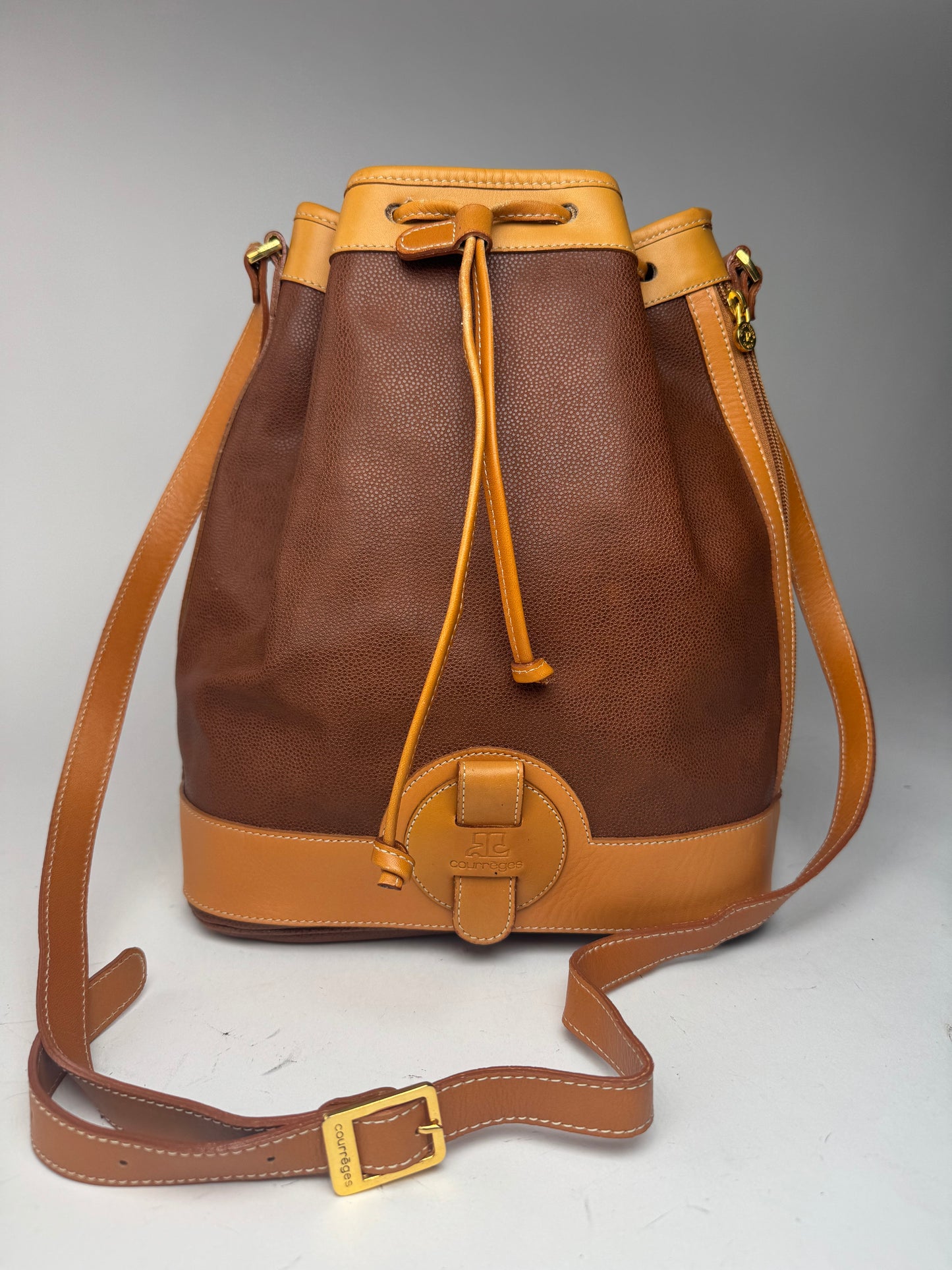 Sac seau vintage en cuir Courrèges marron