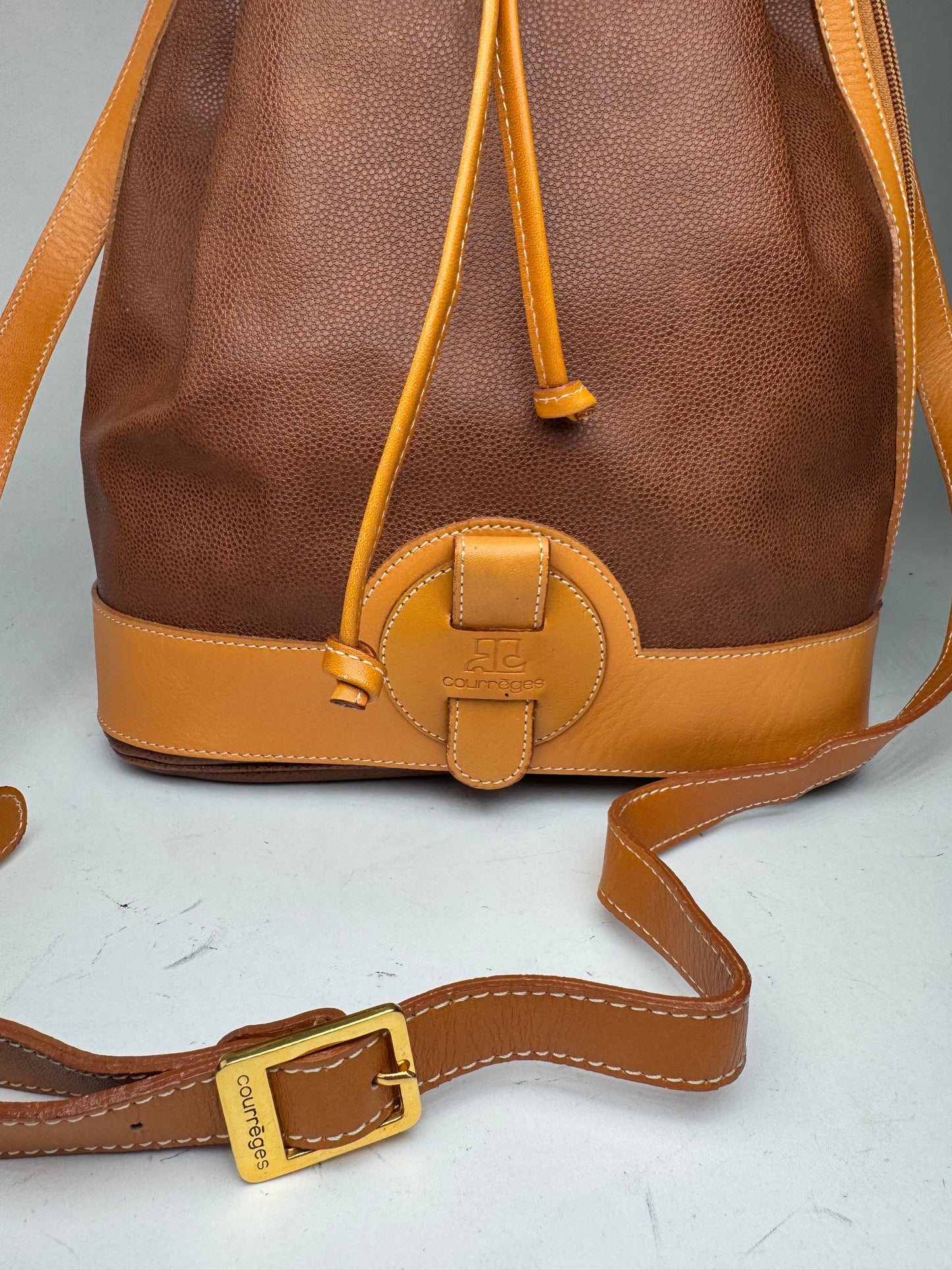 Sac seau vintage en cuir Courrèges marron