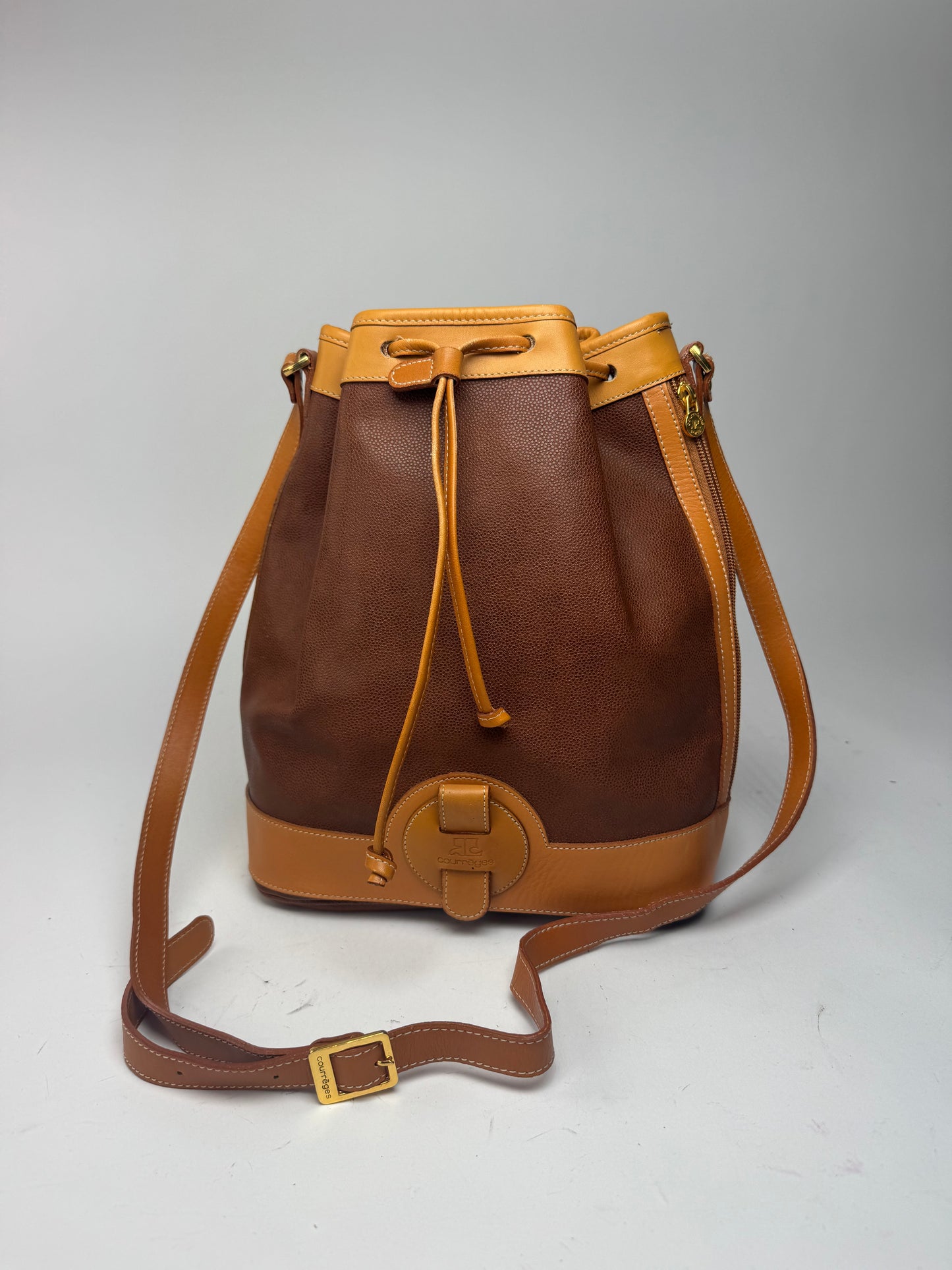 Sac seau vintage en cuir Courrèges marron
