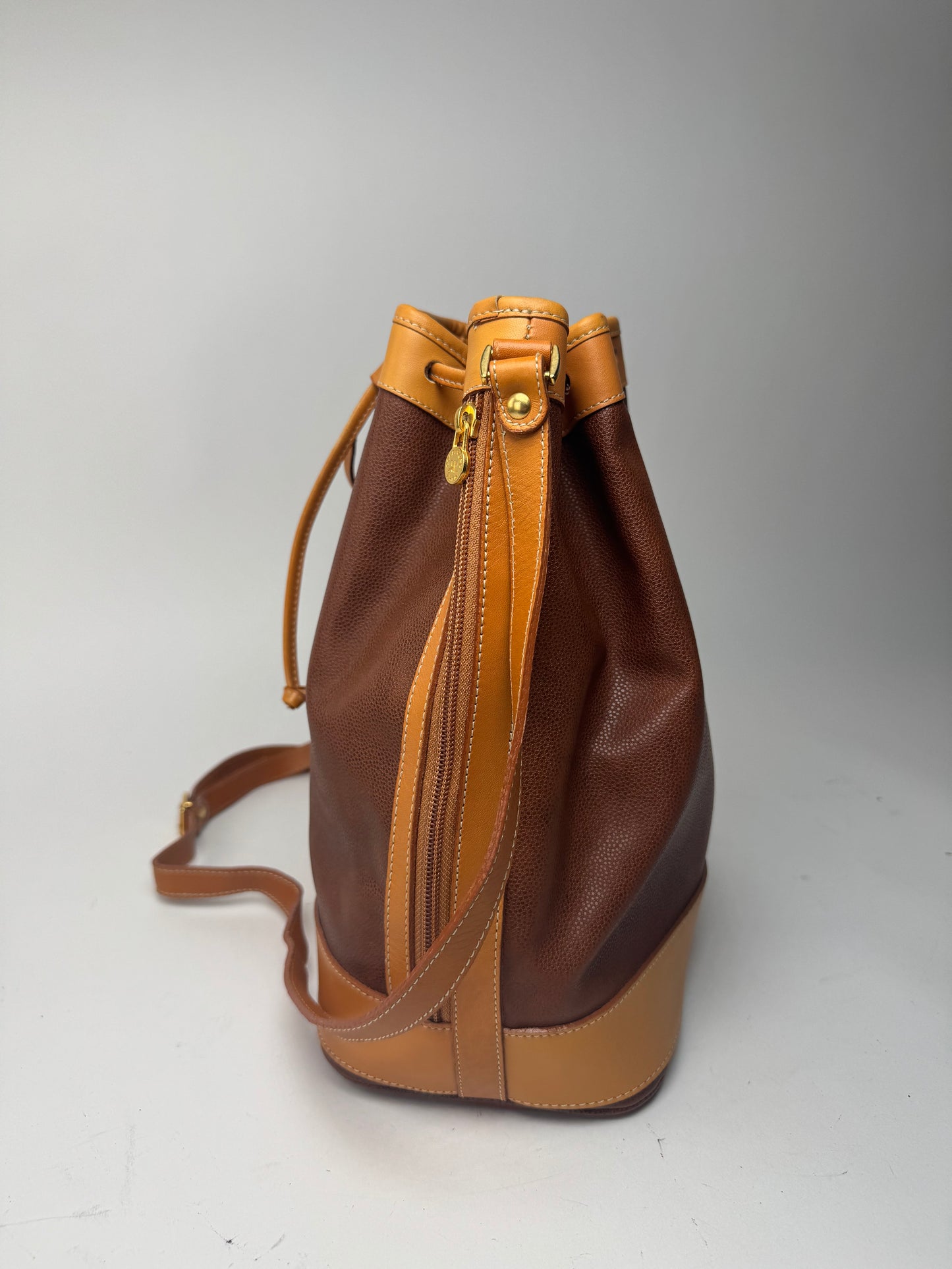 Sac seau vintage en cuir Courrèges marron
