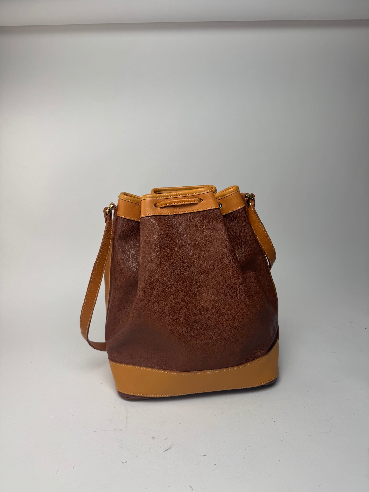 Sac seau vintage en cuir Courrèges marron