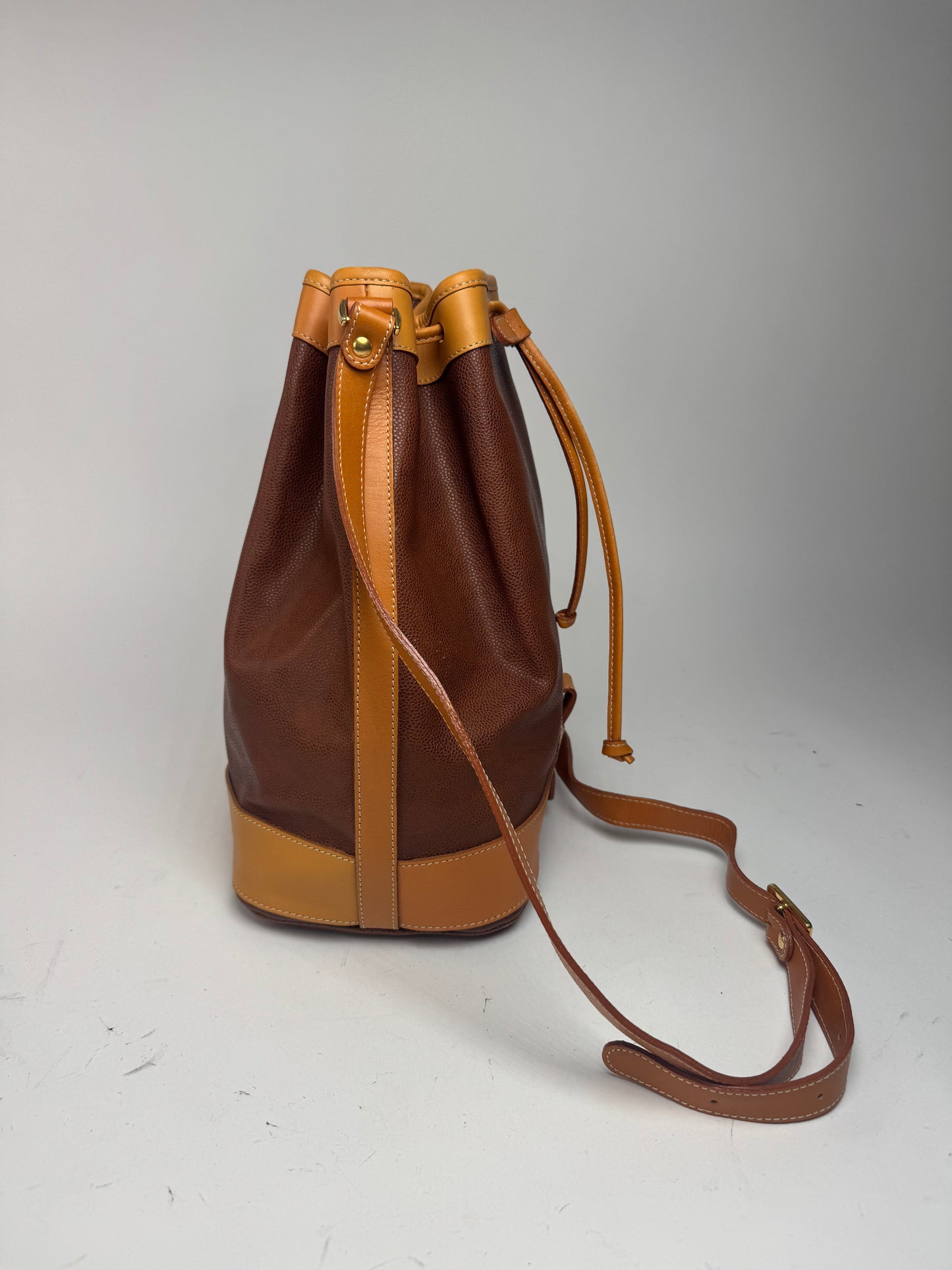 Sac seau vintage en cuir Courrèges marron