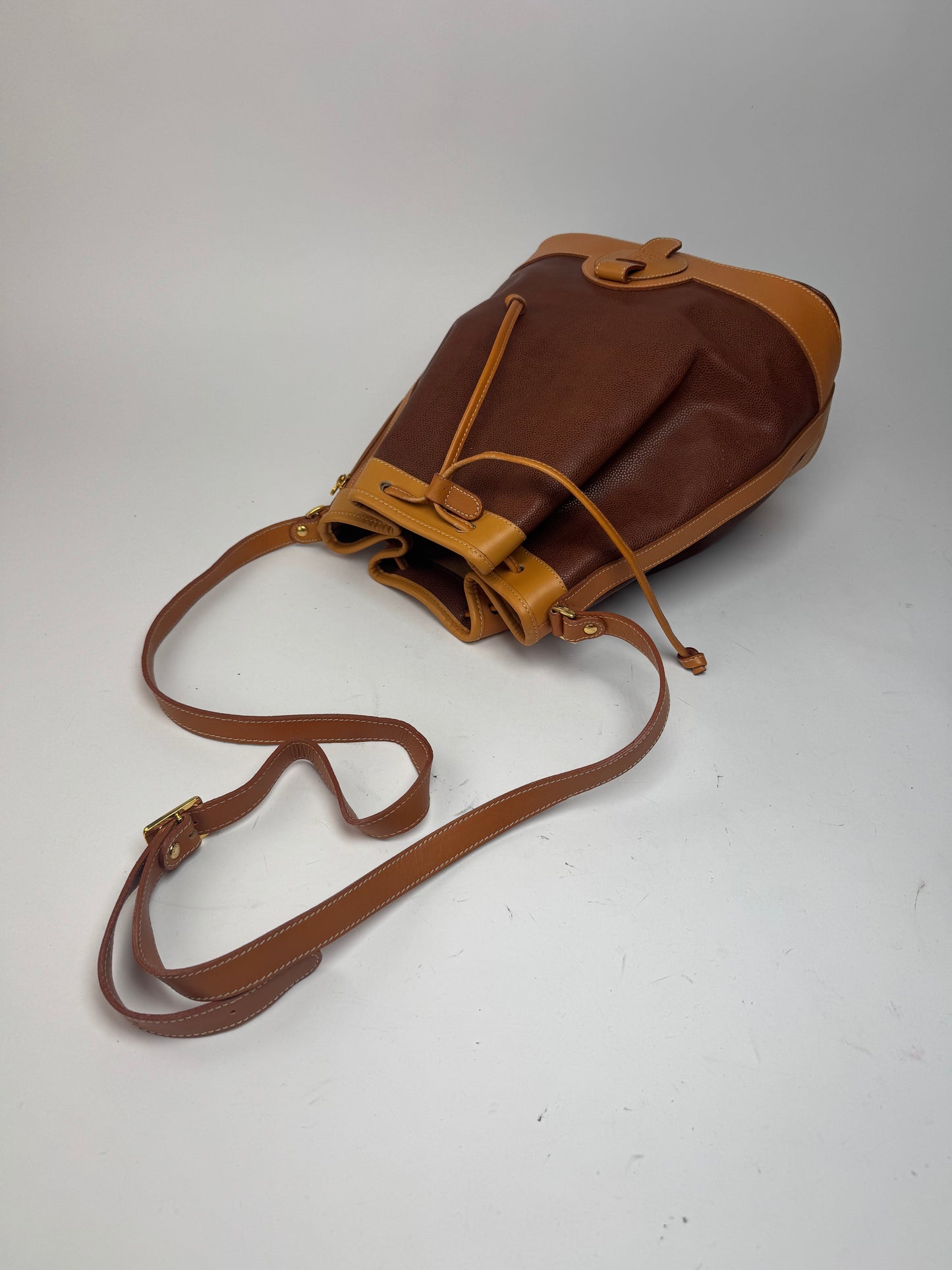 Sac seau vintage en cuir Courrèges marron