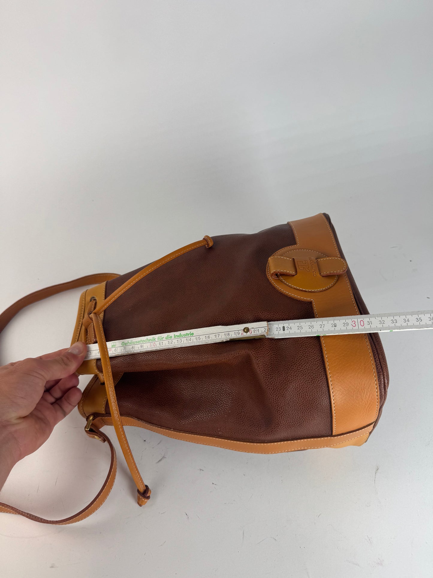 Sac seau vintage en cuir Courrèges marron