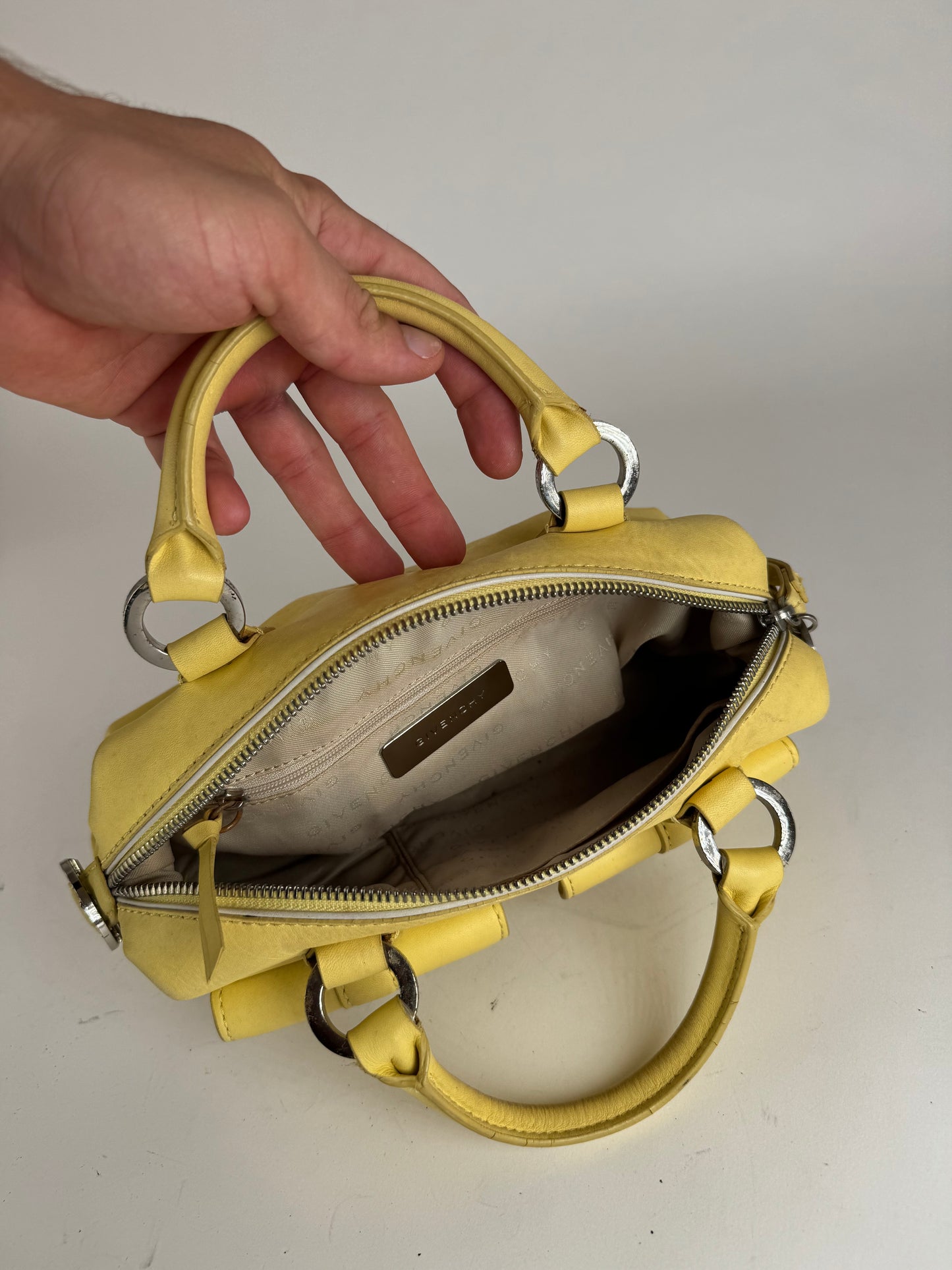 Sac vintage en cuir jaune Givenchy