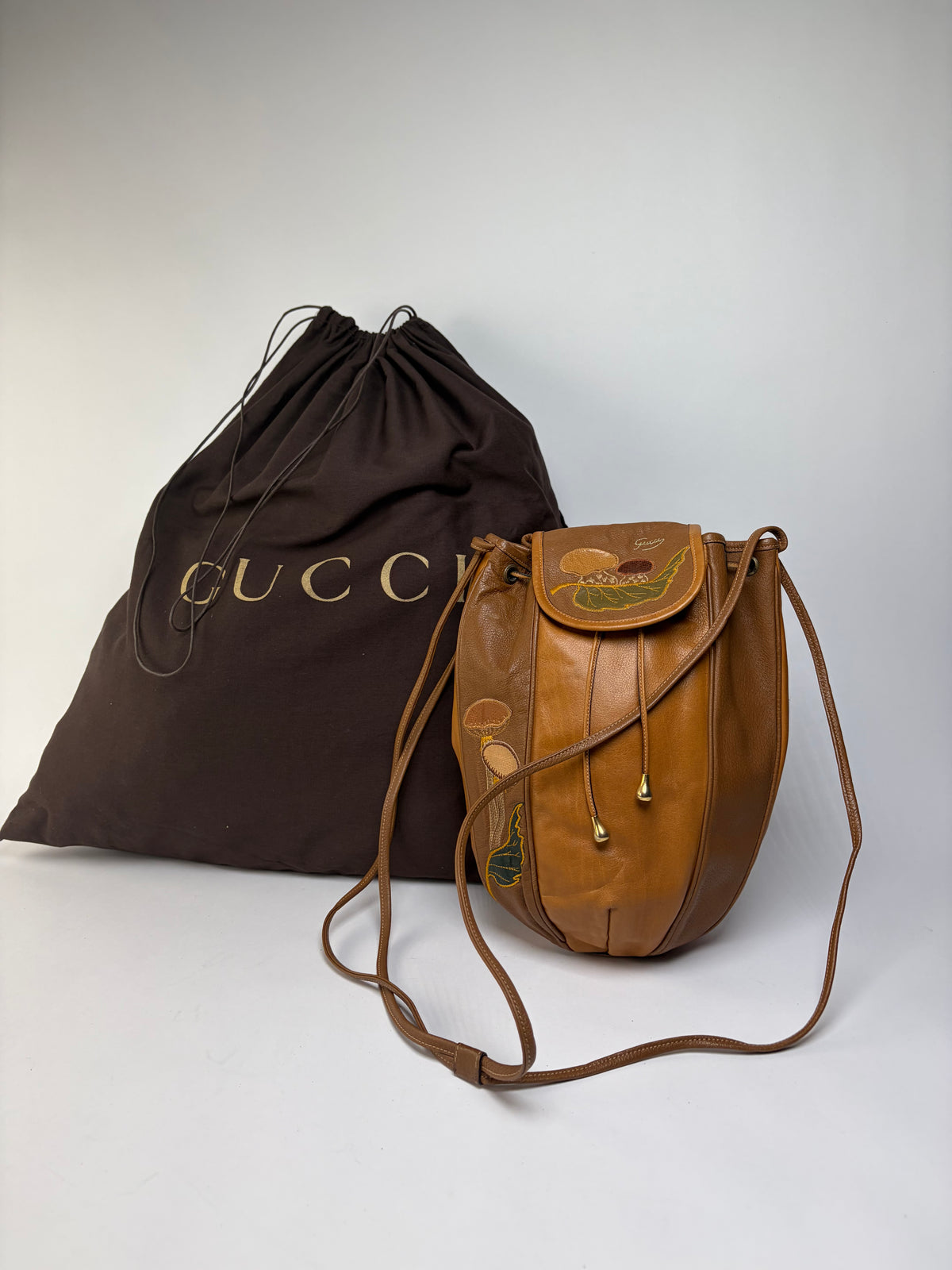 Vintage Gucci Pebbled Leather Drawstring Shoulder Bag c. 2000s Tan