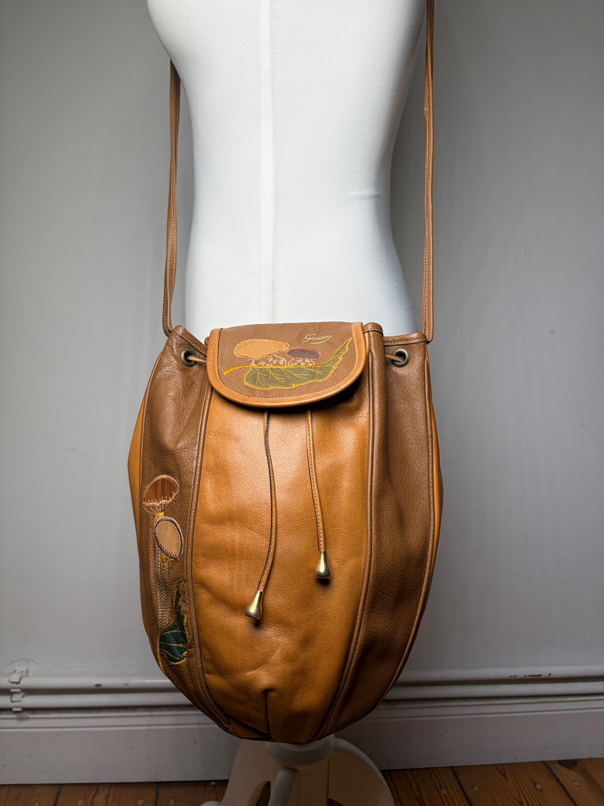 Vintage Gucci Pebbled Leather Drawstring Shoulder Bag c. 2000s Tan