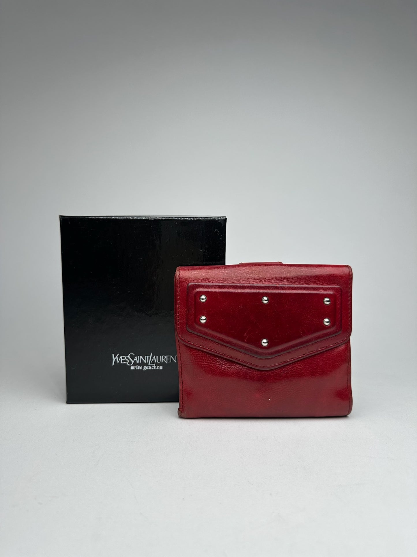 Portefeuille vintage en cuir clouté Yves Saint Laurent rouge