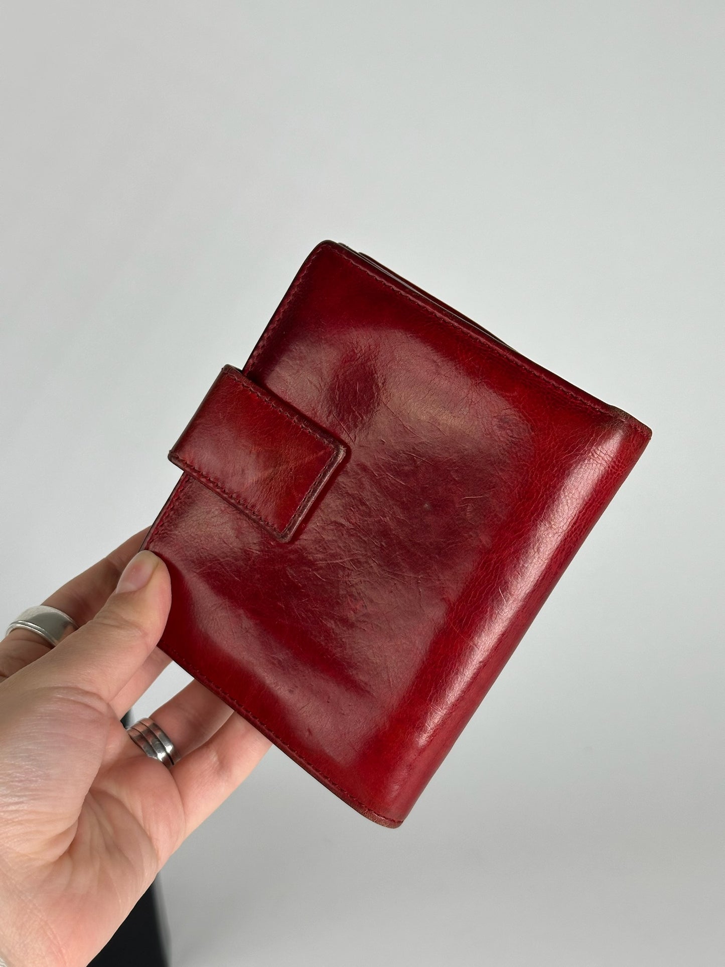Portefeuille vintage en cuir clouté Yves Saint Laurent rouge