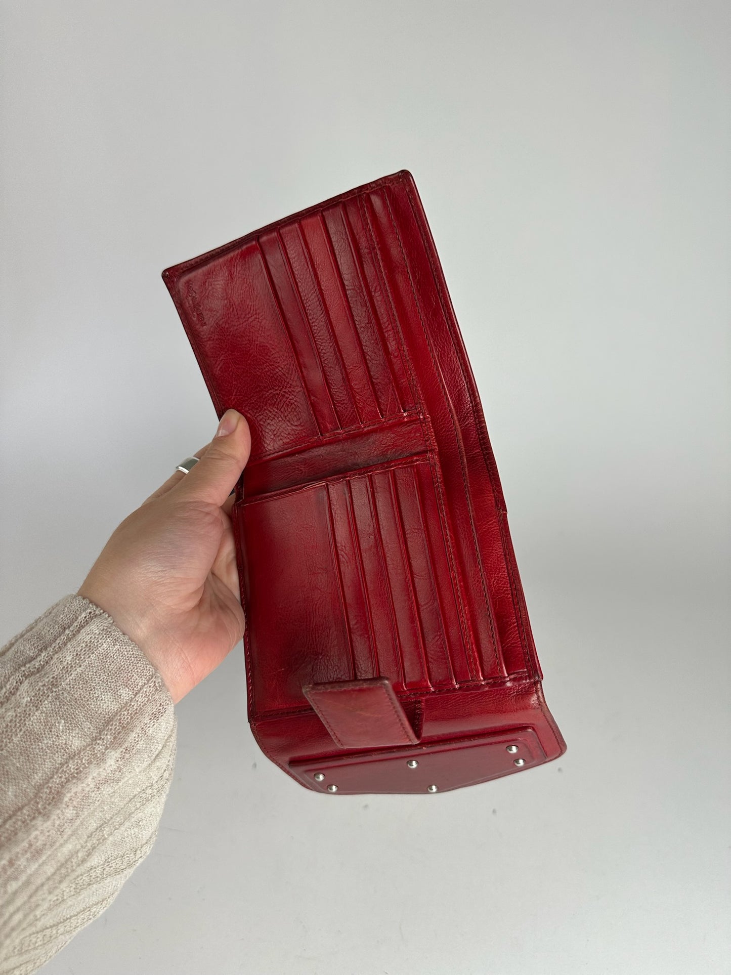 Portefeuille vintage en cuir clouté Yves Saint Laurent rouge