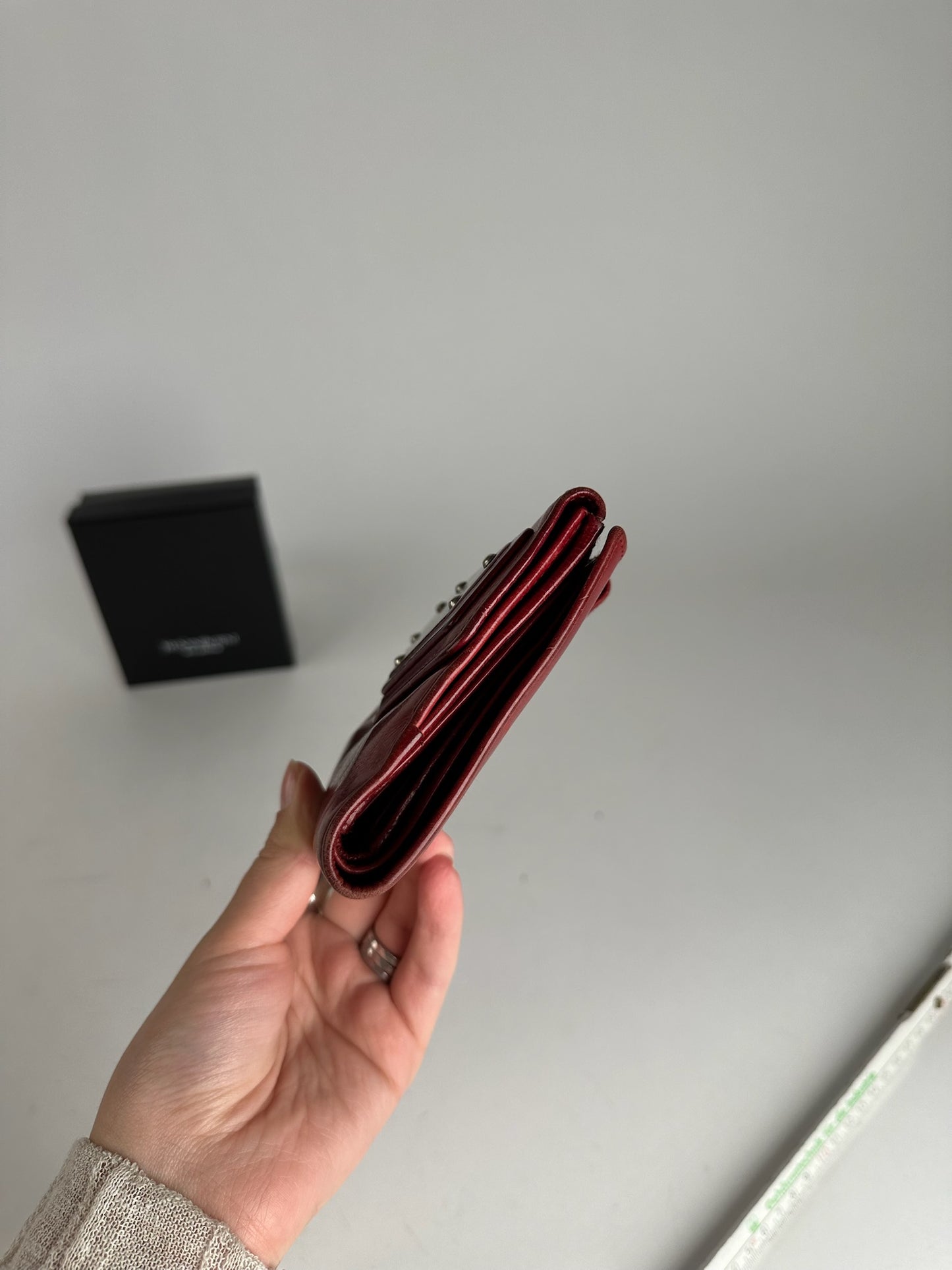 Portefeuille vintage en cuir clouté Yves Saint Laurent rouge