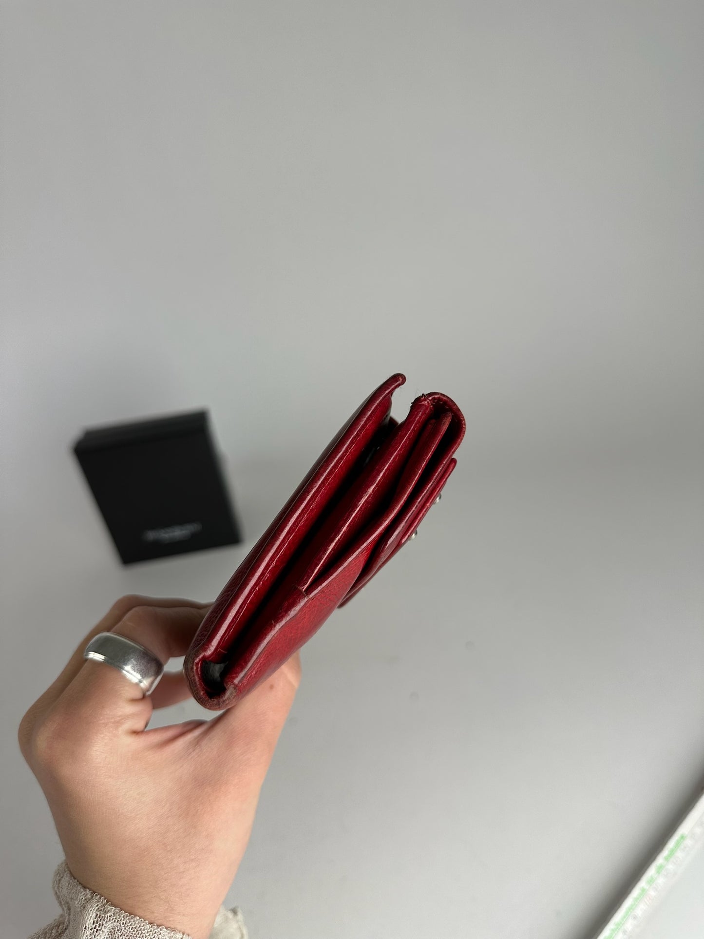 Portefeuille vintage en cuir clouté Yves Saint Laurent rouge