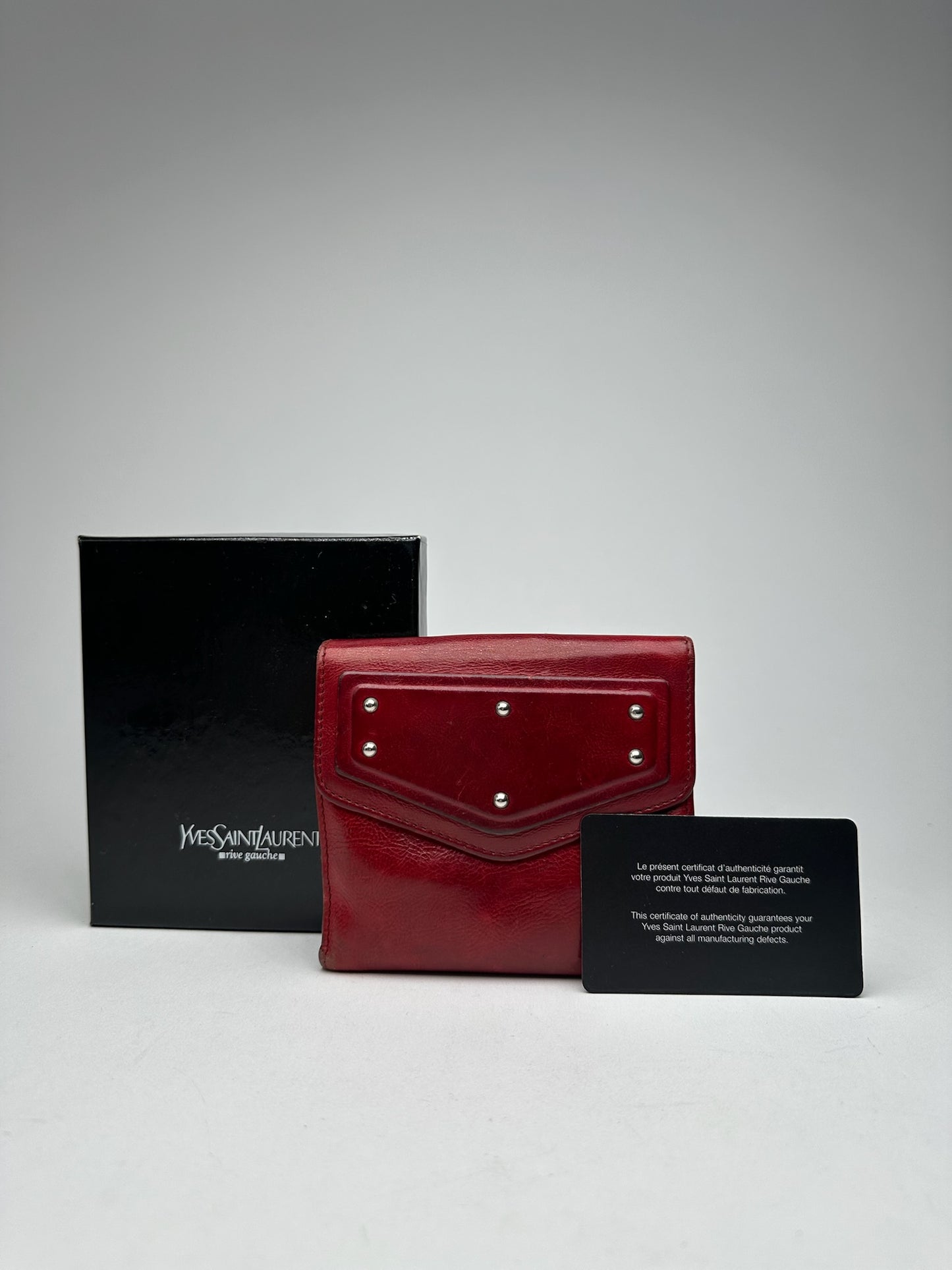 Portefeuille vintage en cuir clouté Yves Saint Laurent rouge