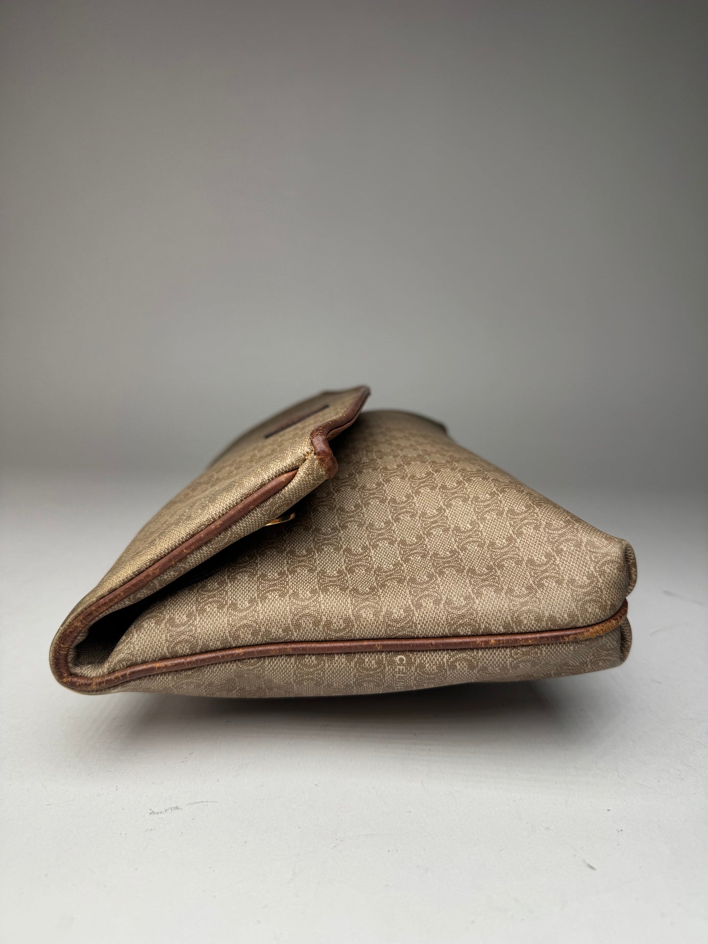 Pochette vintage en cuir monogramme Céline Paris beige marron