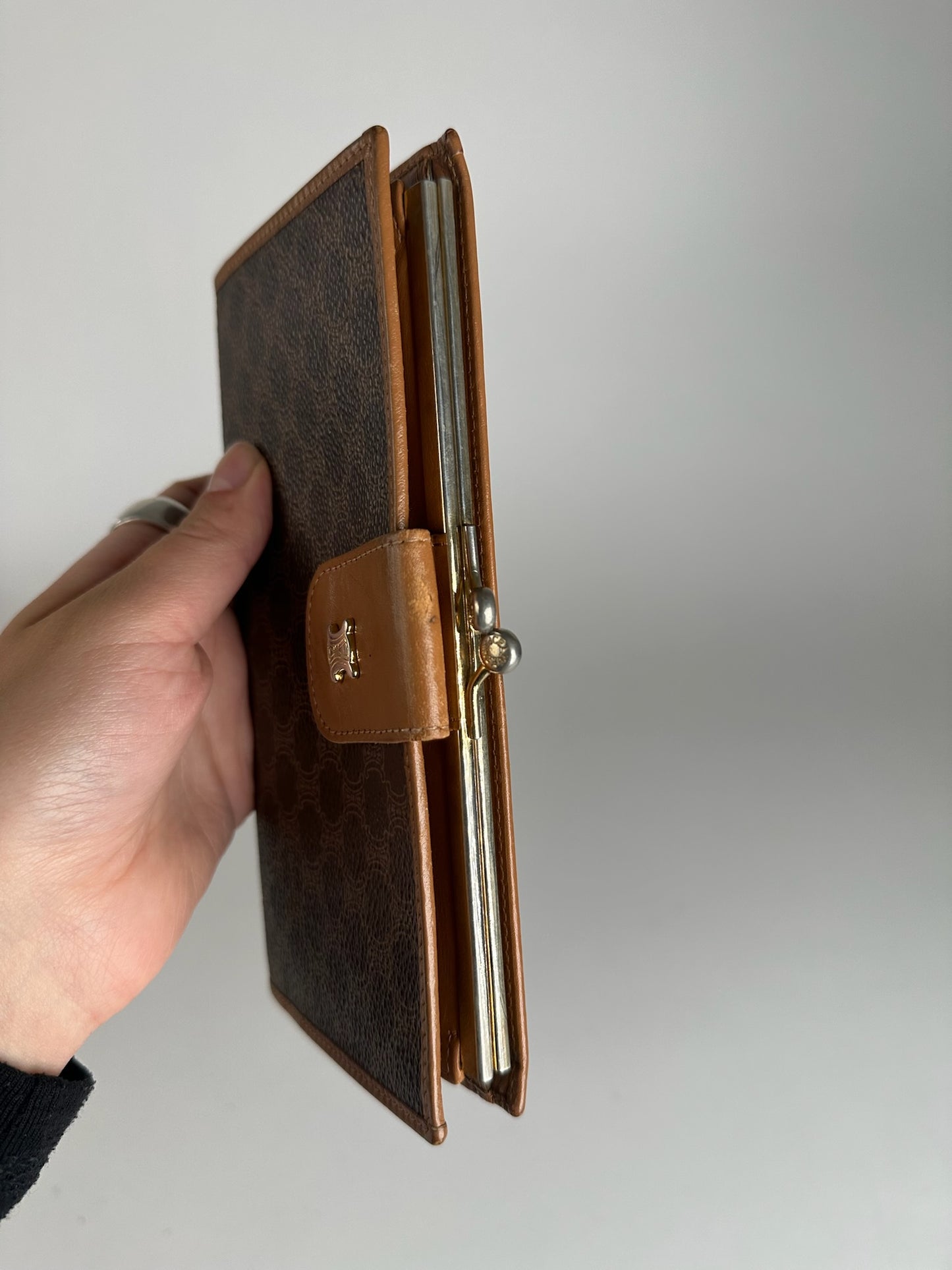 Portefeuille vintage en cuir monogramme Céline Paris marron
