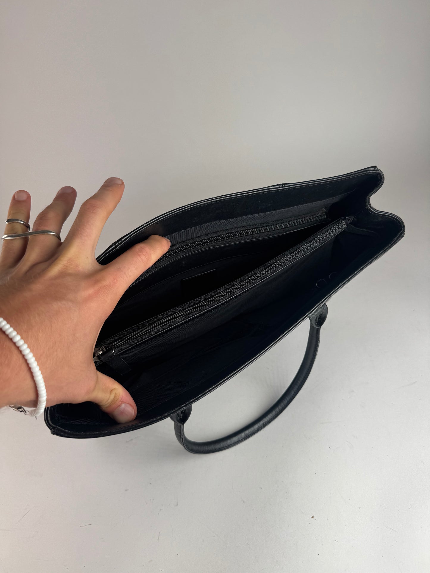 Sac vintage en cuir noir Issey Miyake