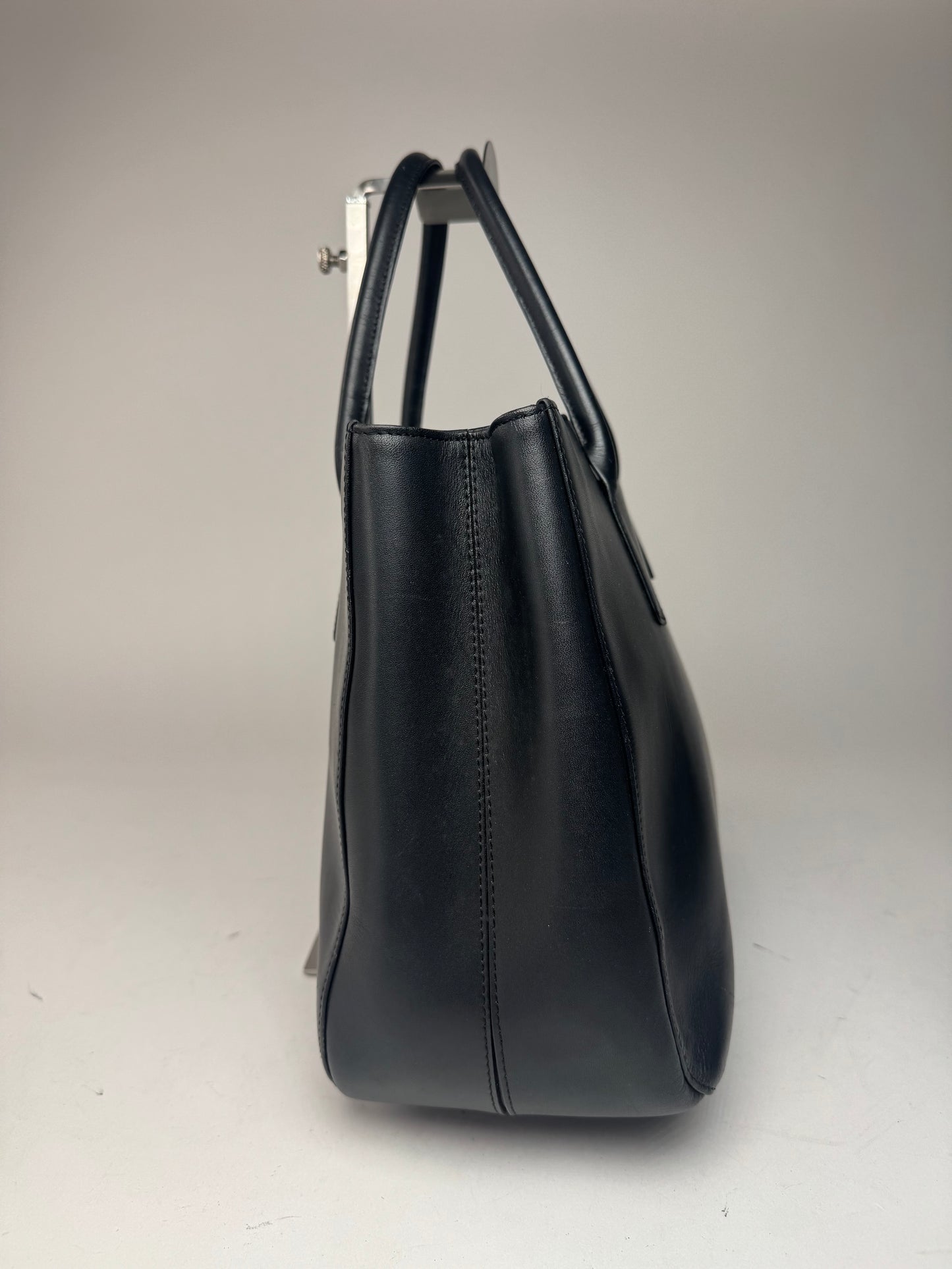 Sac vintage en cuir noir Issey Miyake