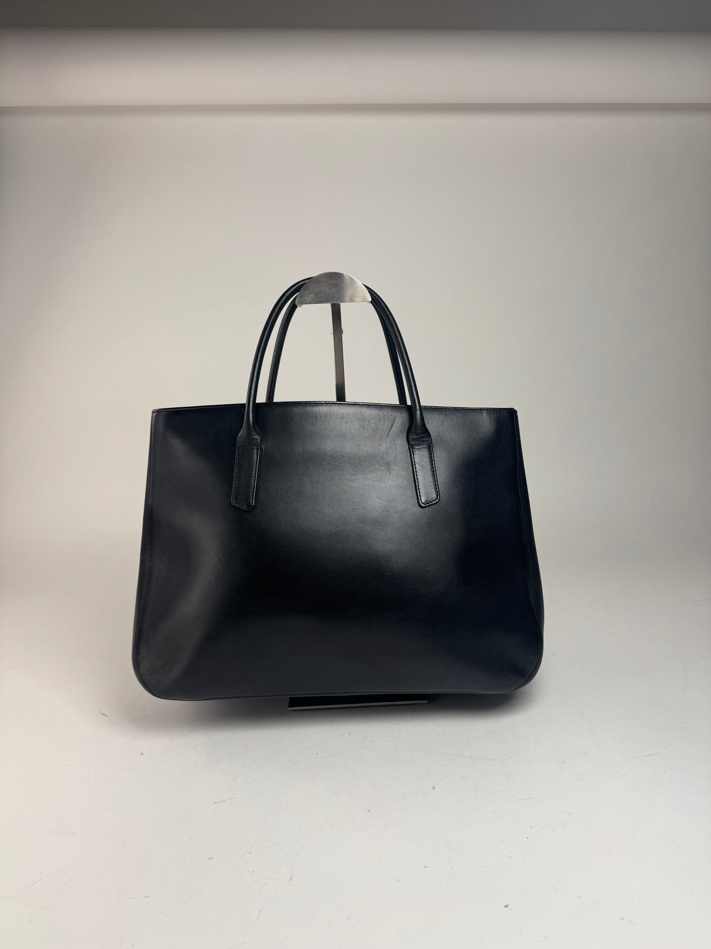 Sac vintage en cuir noir Issey Miyake