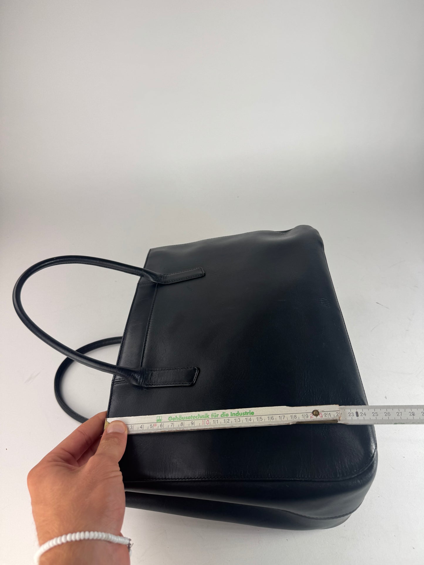 Sac vintage en cuir noir Issey Miyake