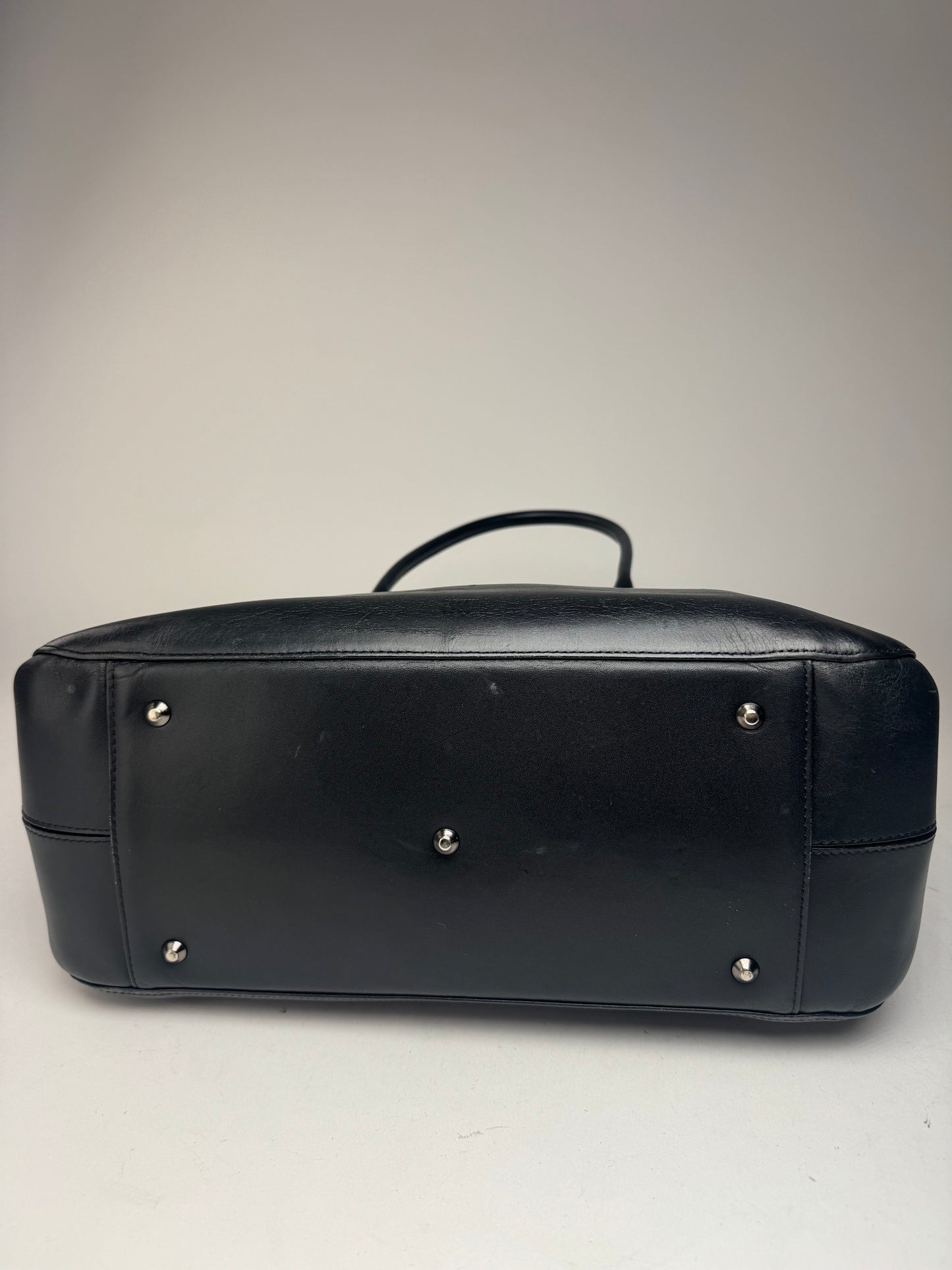 Sac vintage en cuir noir Issey Miyake