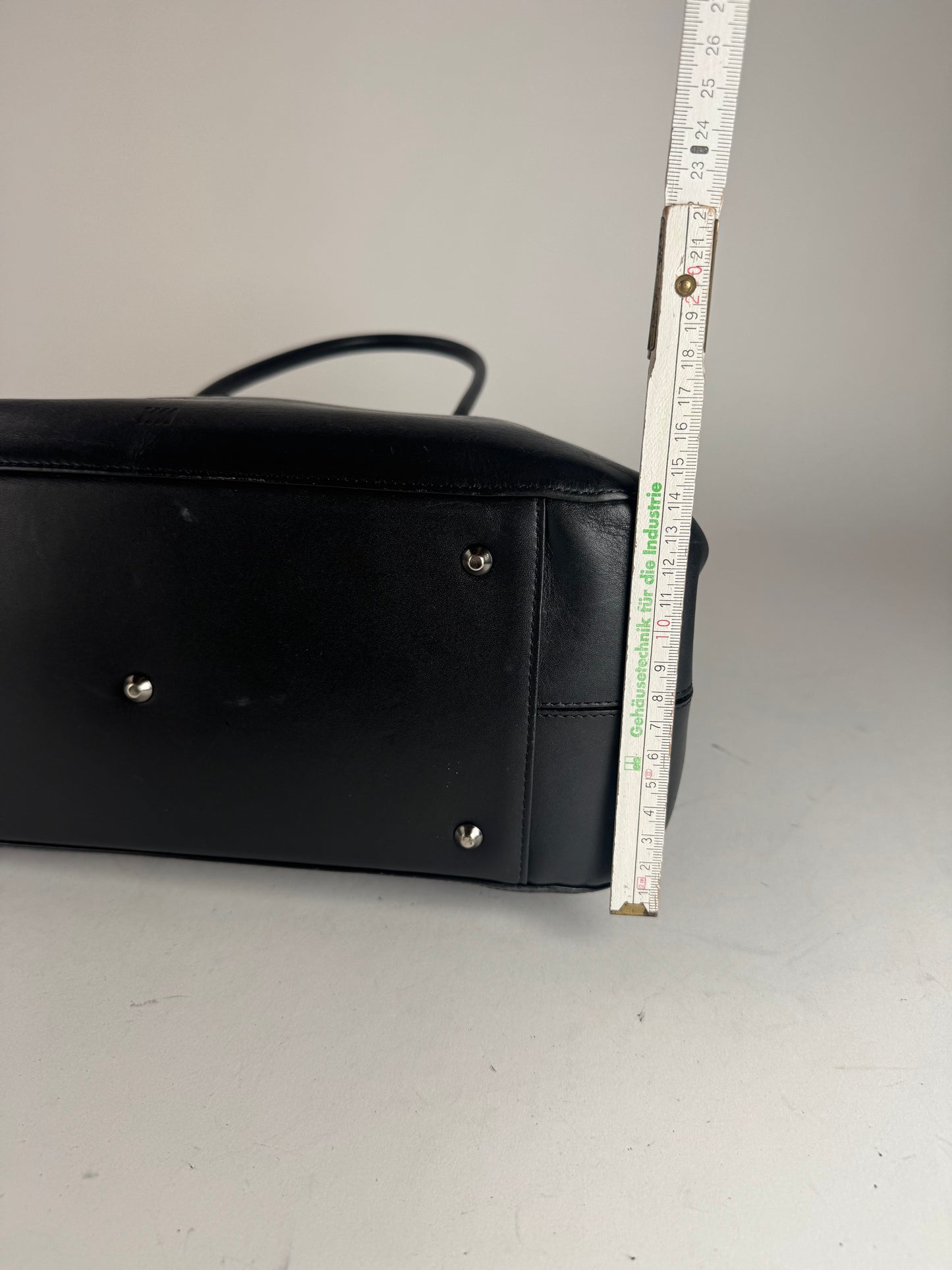 Sac vintage en cuir noir Issey Miyake