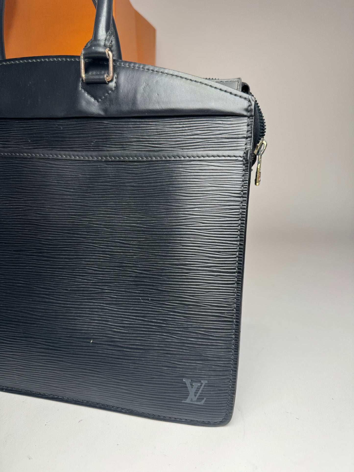 Sac à main vintage Louis Vuitton en cuir EPI noir