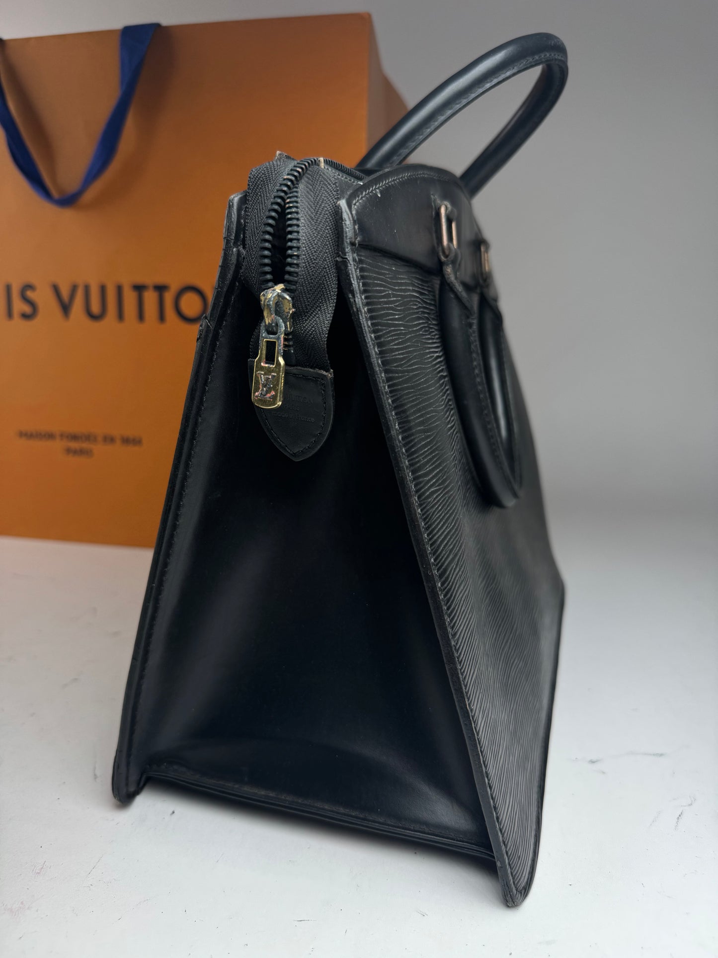 Sac à main vintage Louis Vuitton en cuir EPI noir