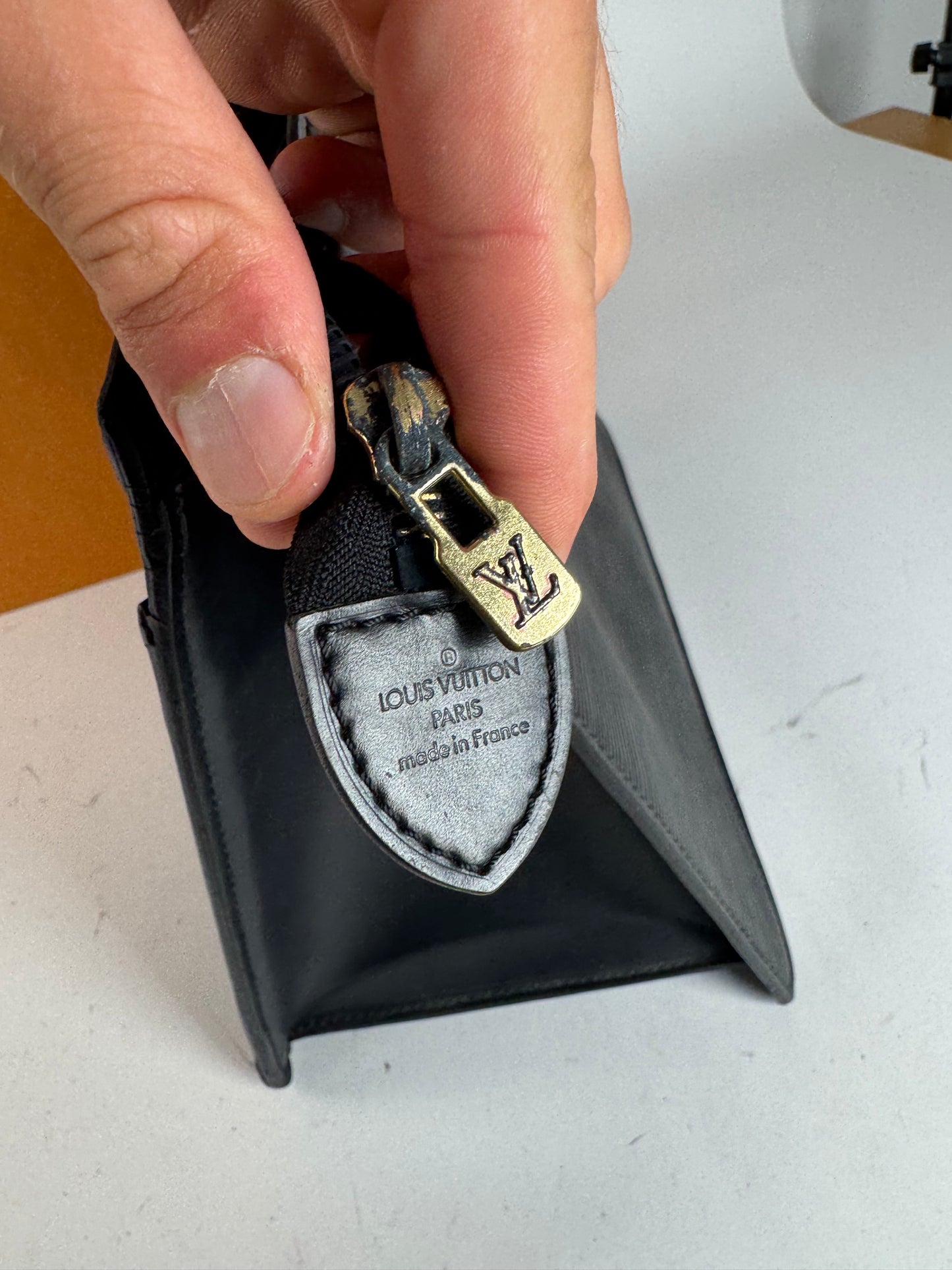 Sac à main vintage Louis Vuitton en cuir EPI noir