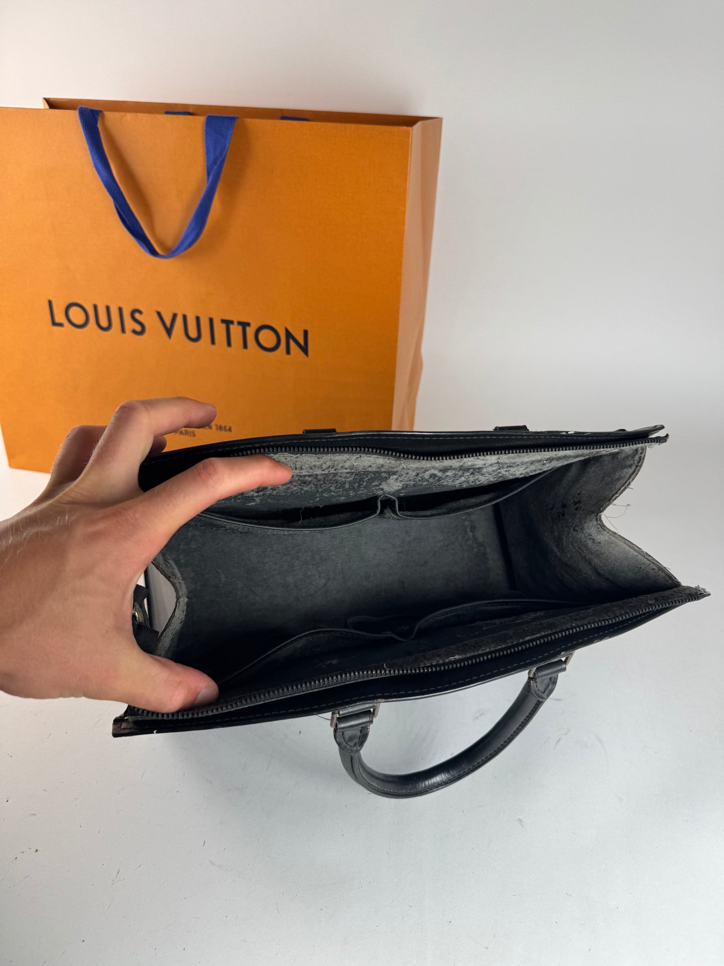 Sac à main vintage Louis Vuitton en cuir EPI noir