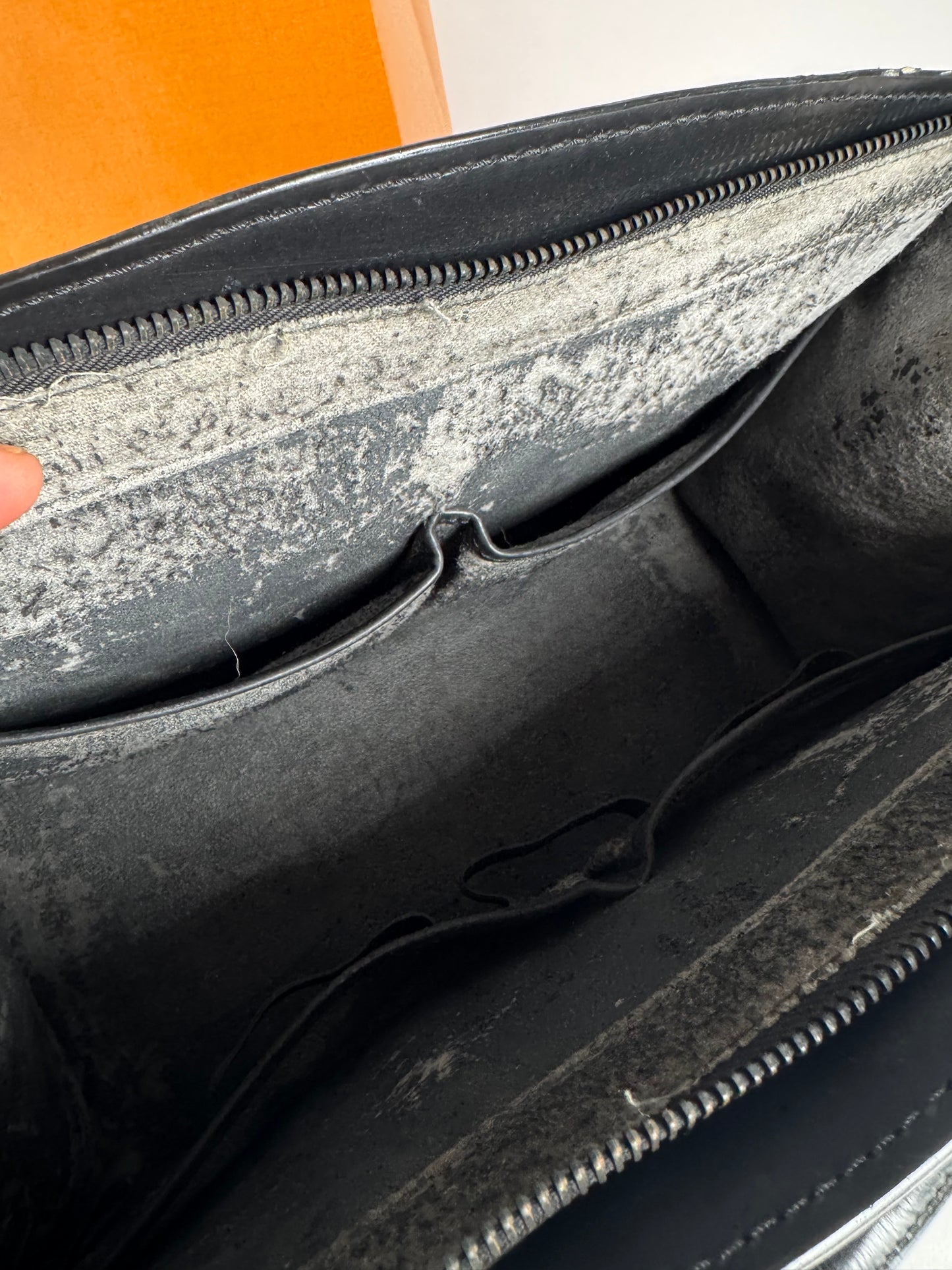 Sac à main vintage Louis Vuitton en cuir EPI noir