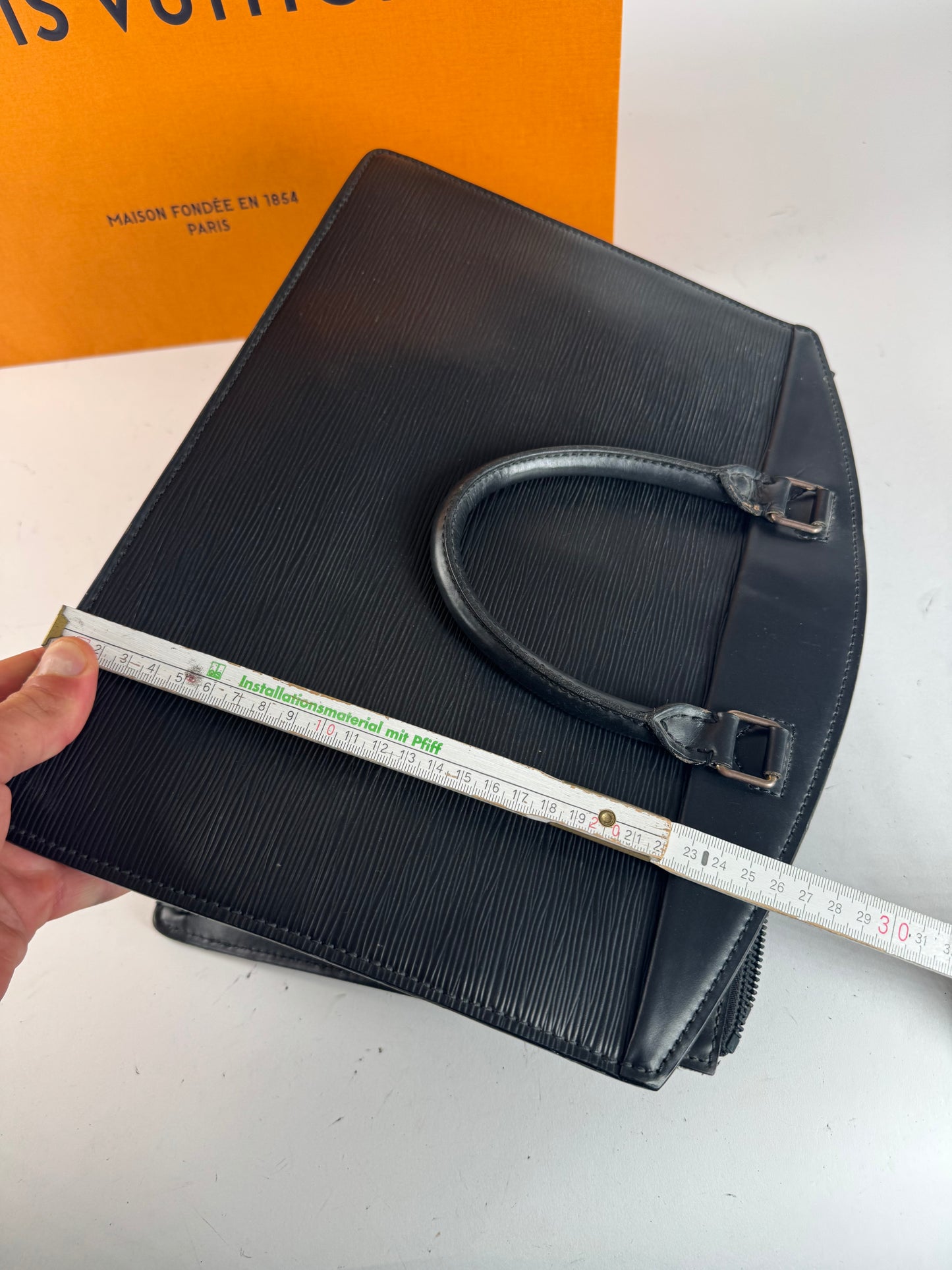 Sac à main vintage Louis Vuitton en cuir EPI noir