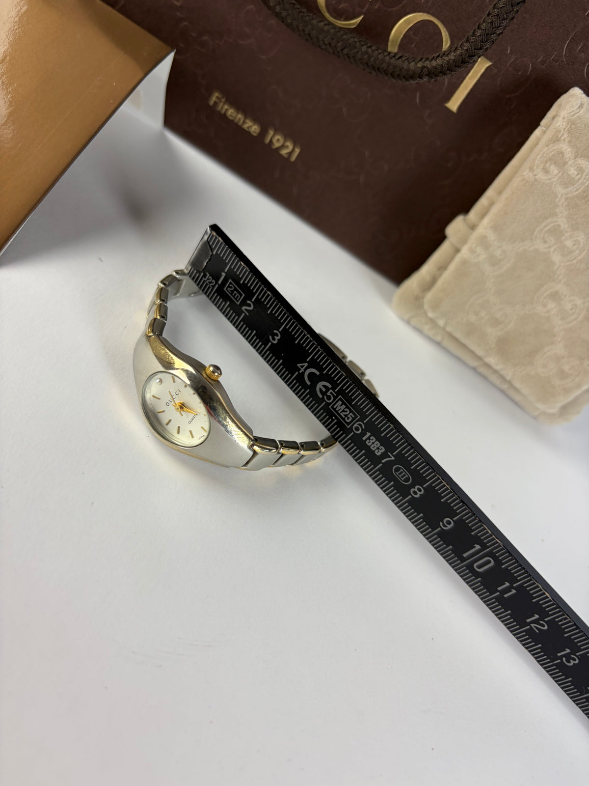 Vintage Gucci Stainless Steel Ladies Quartz Watch Late 1990s Silver Gold
