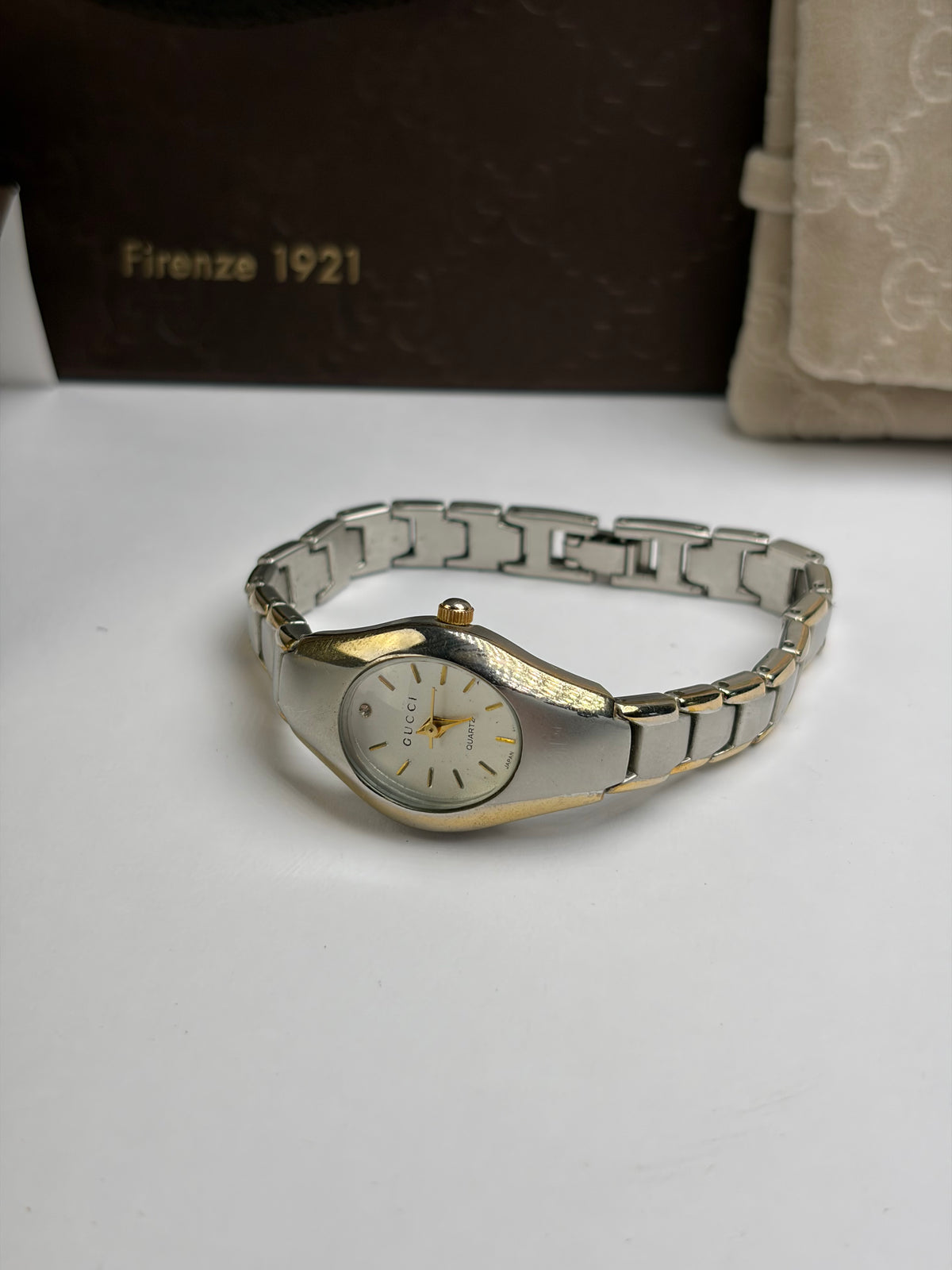 Vintage Gucci Stainless Steel Ladies Quartz Watch Late 1990s Silver Gold