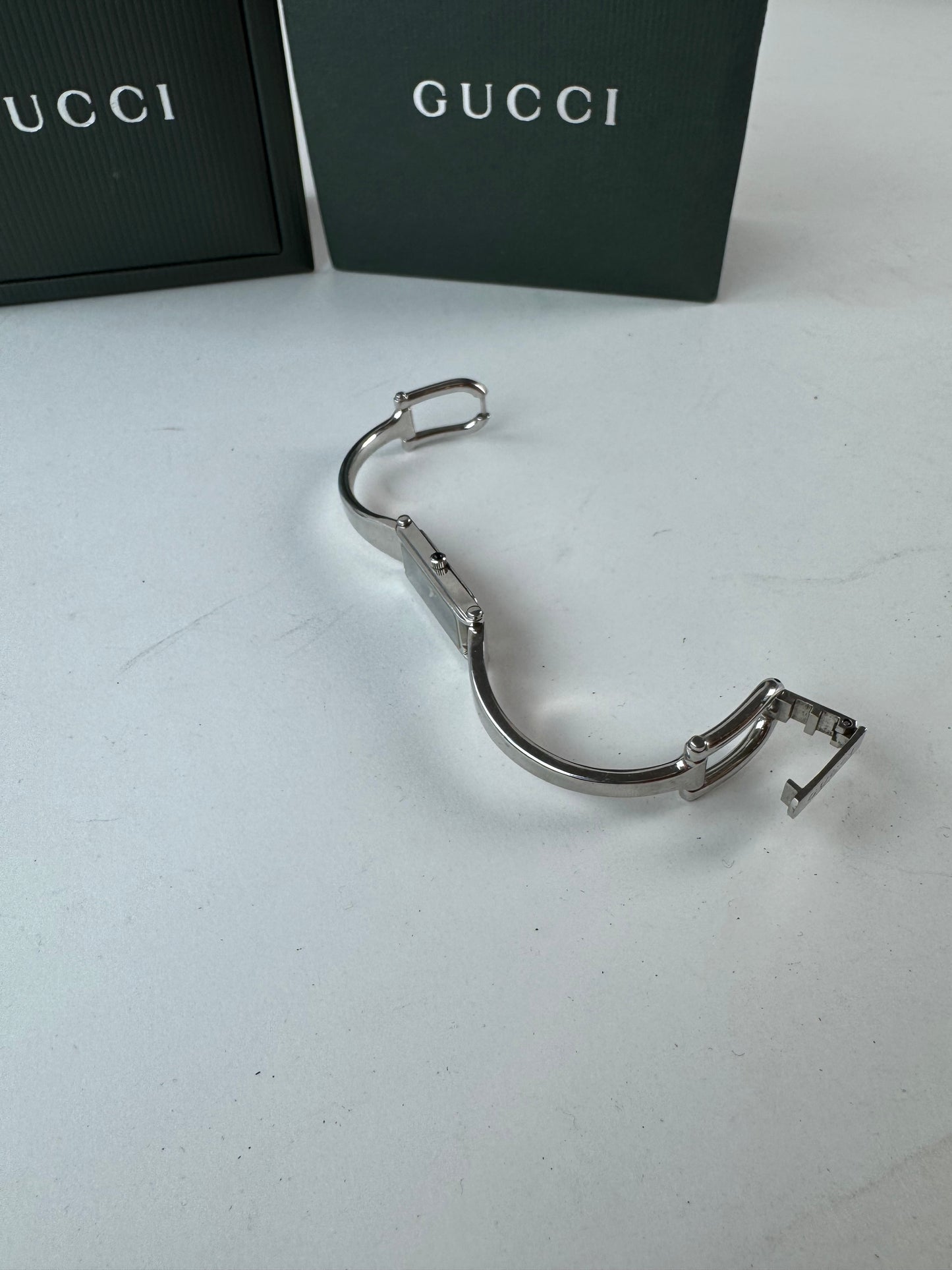 Montre Gucci vintage en acier avec mors argenté