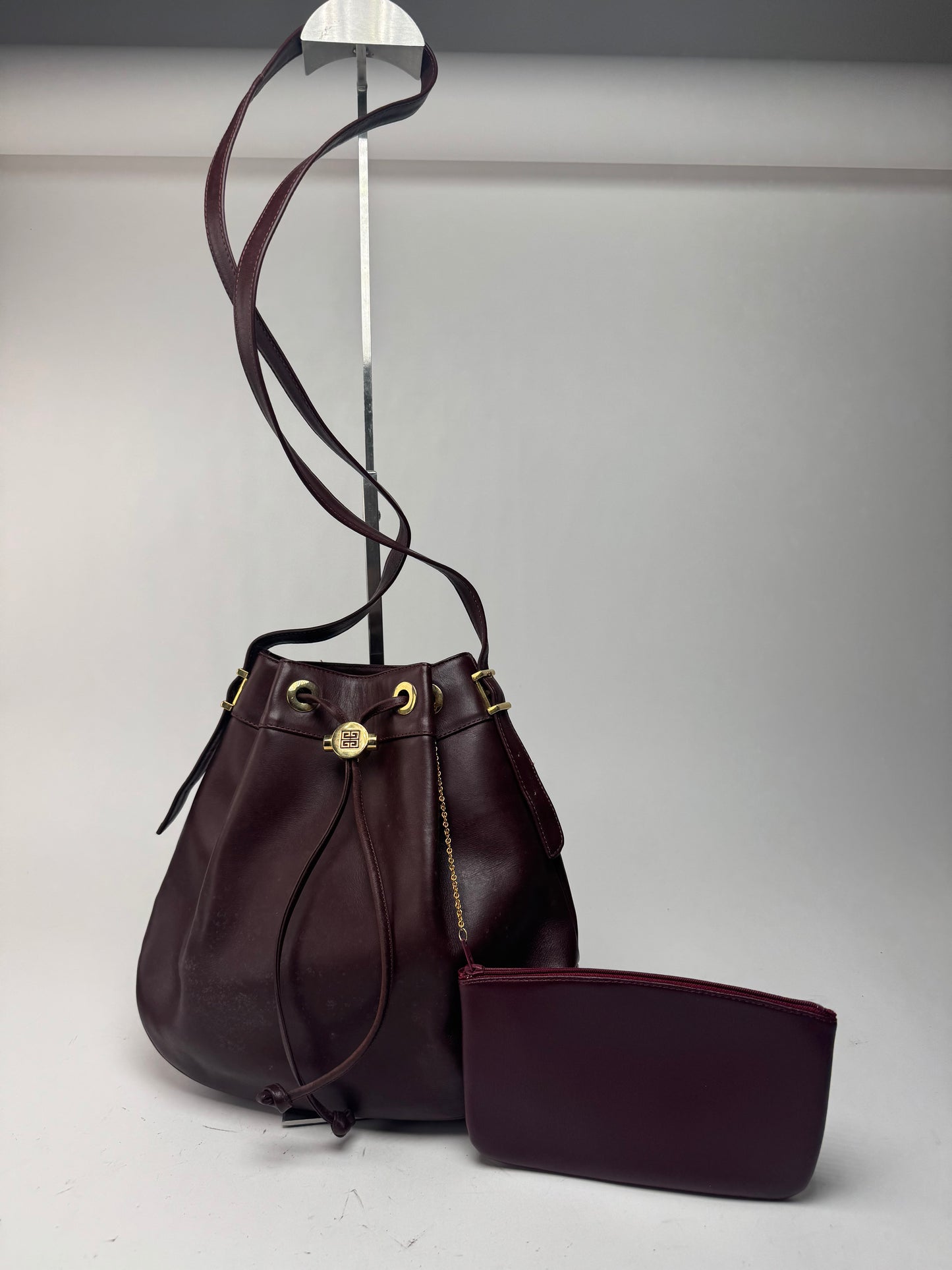 Sac seau vintage en cuir Givenchy violet