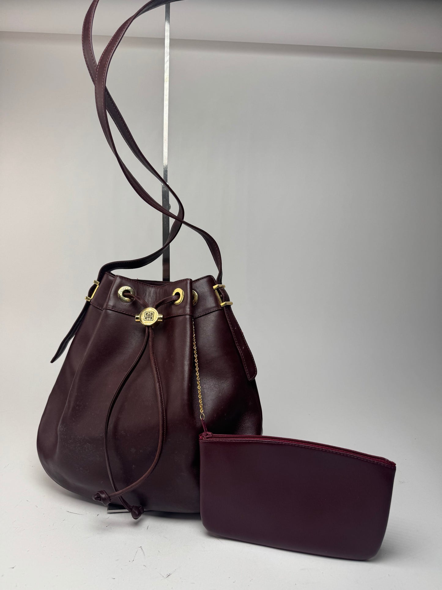Sac seau vintage en cuir Givenchy violet