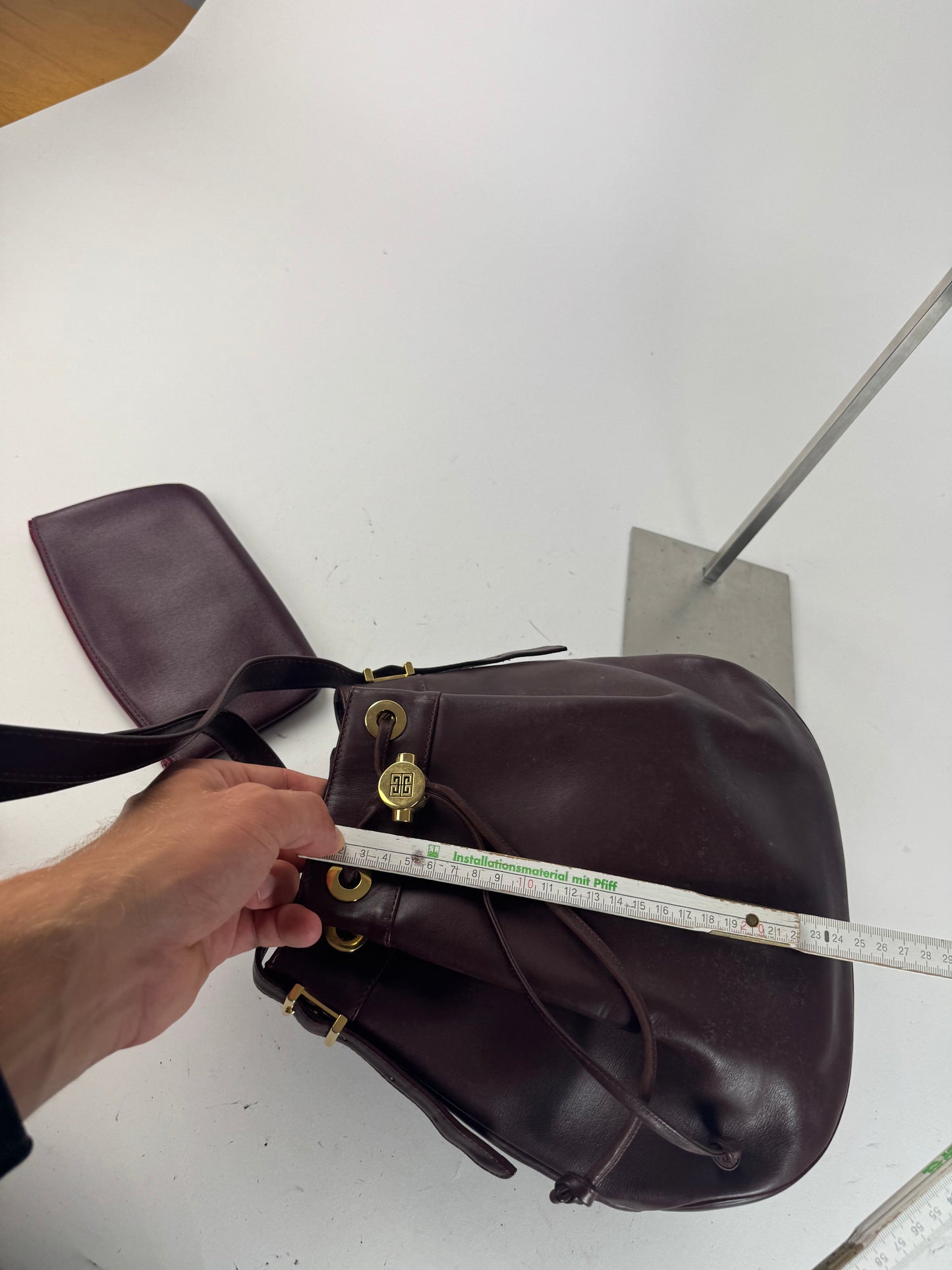 Sac seau vintage en cuir Givenchy violet