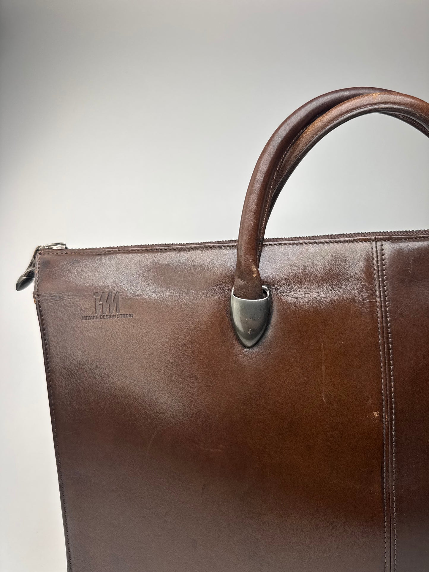 Sac vintage en cuir marron Issey Miyake