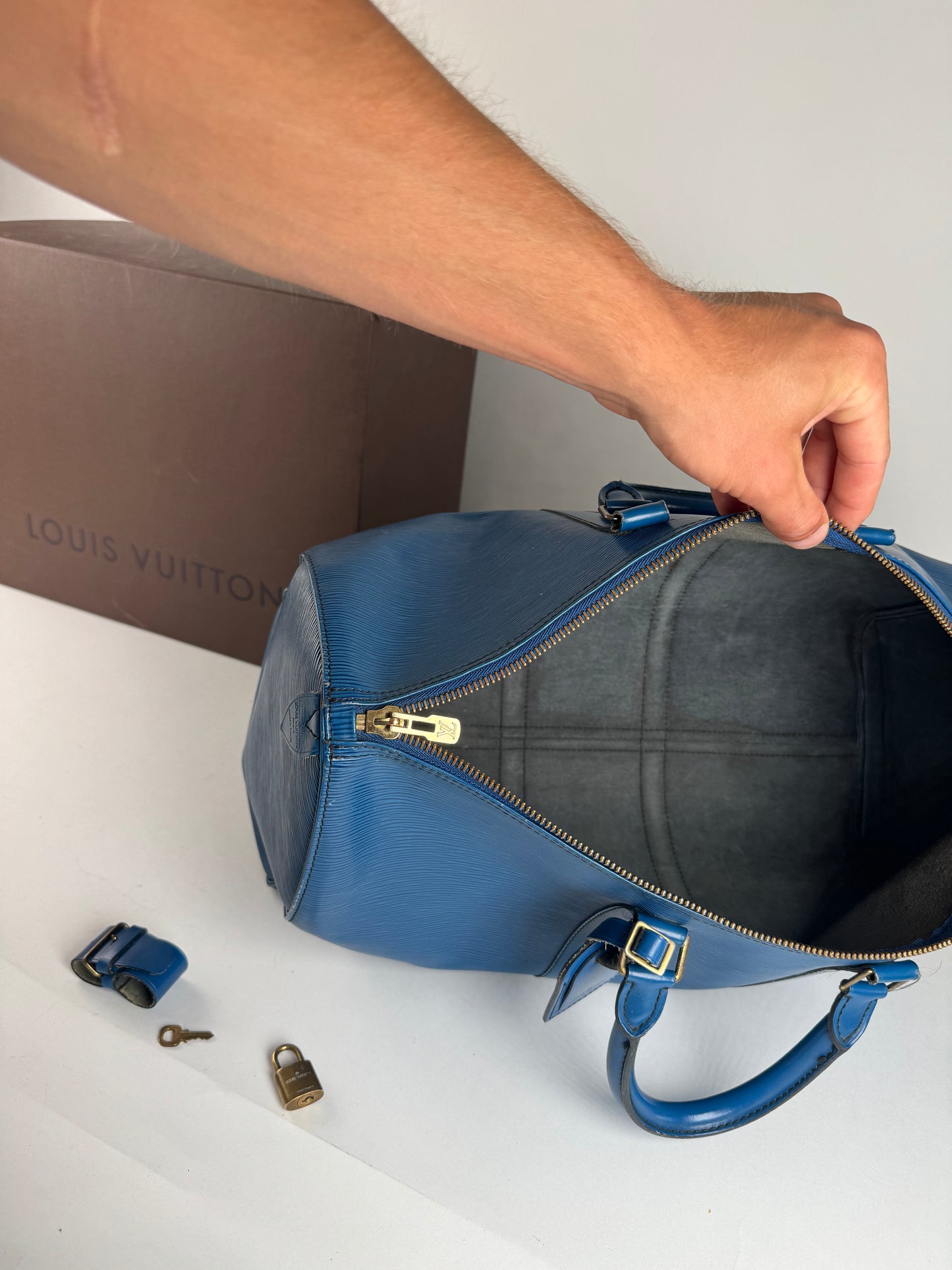 Sac de sport vintage Louis Vuitton en cuir EPI bleu