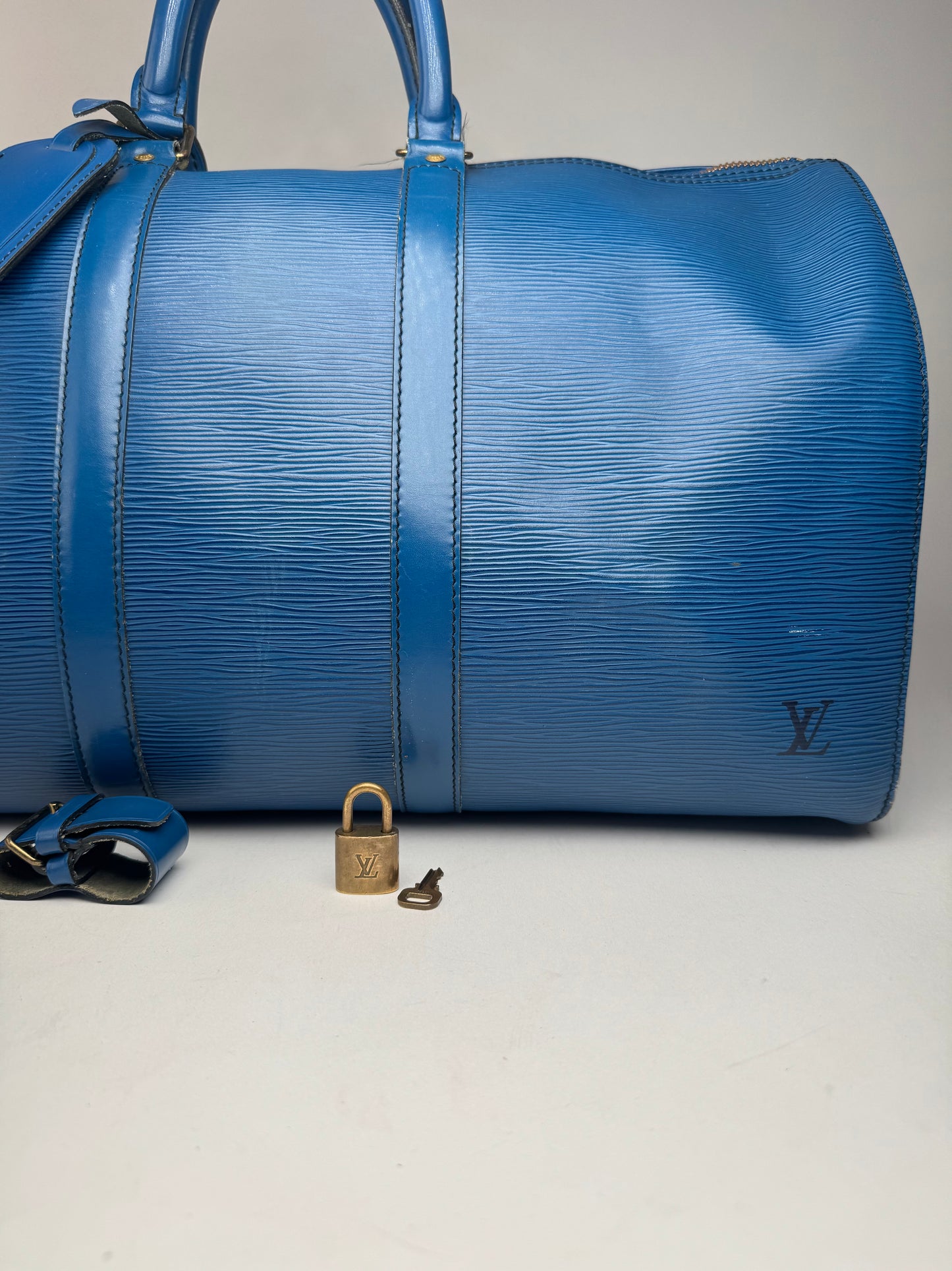 Sac de sport vintage Louis Vuitton en cuir EPI bleu